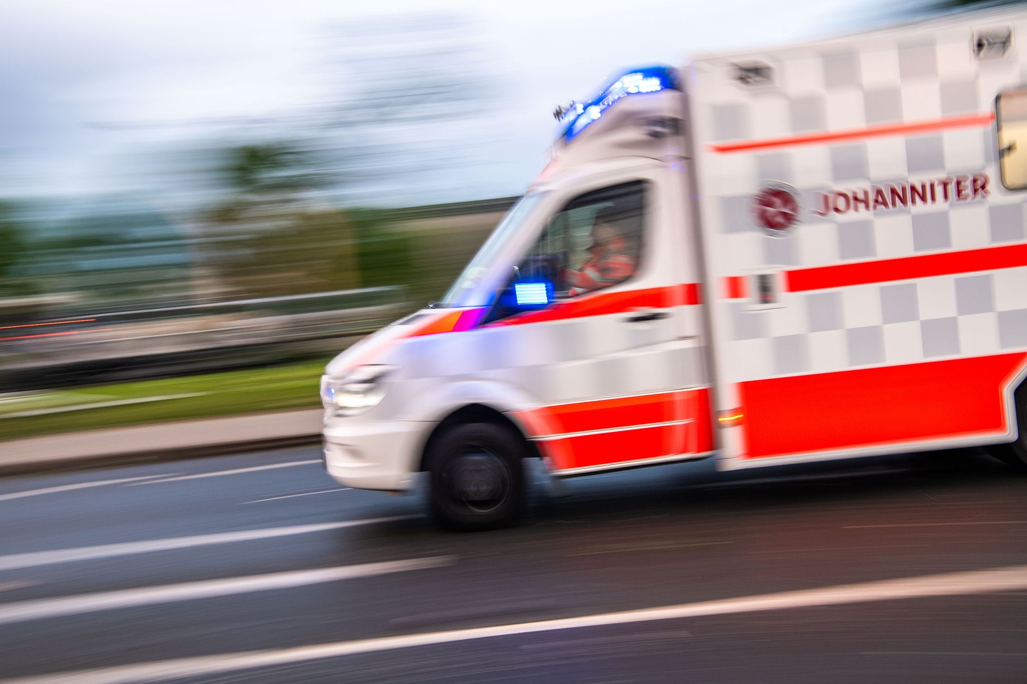 Ein Rettungswagen Auf Einsatzfahrt.
