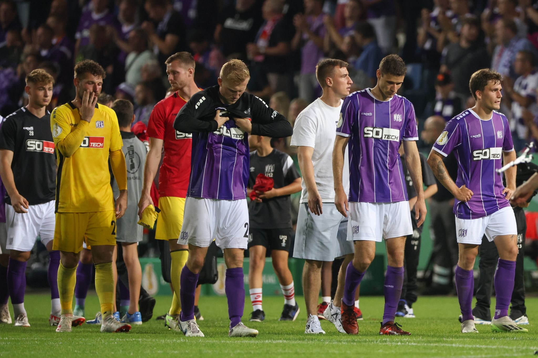 Torwart Philipp Kühn (l-r), Torwart Lennart Grill, Niklas Wiemann, Maximilian Thalhammer Und Florian Kleinhansl Zeigen Sich Enttäuscht.