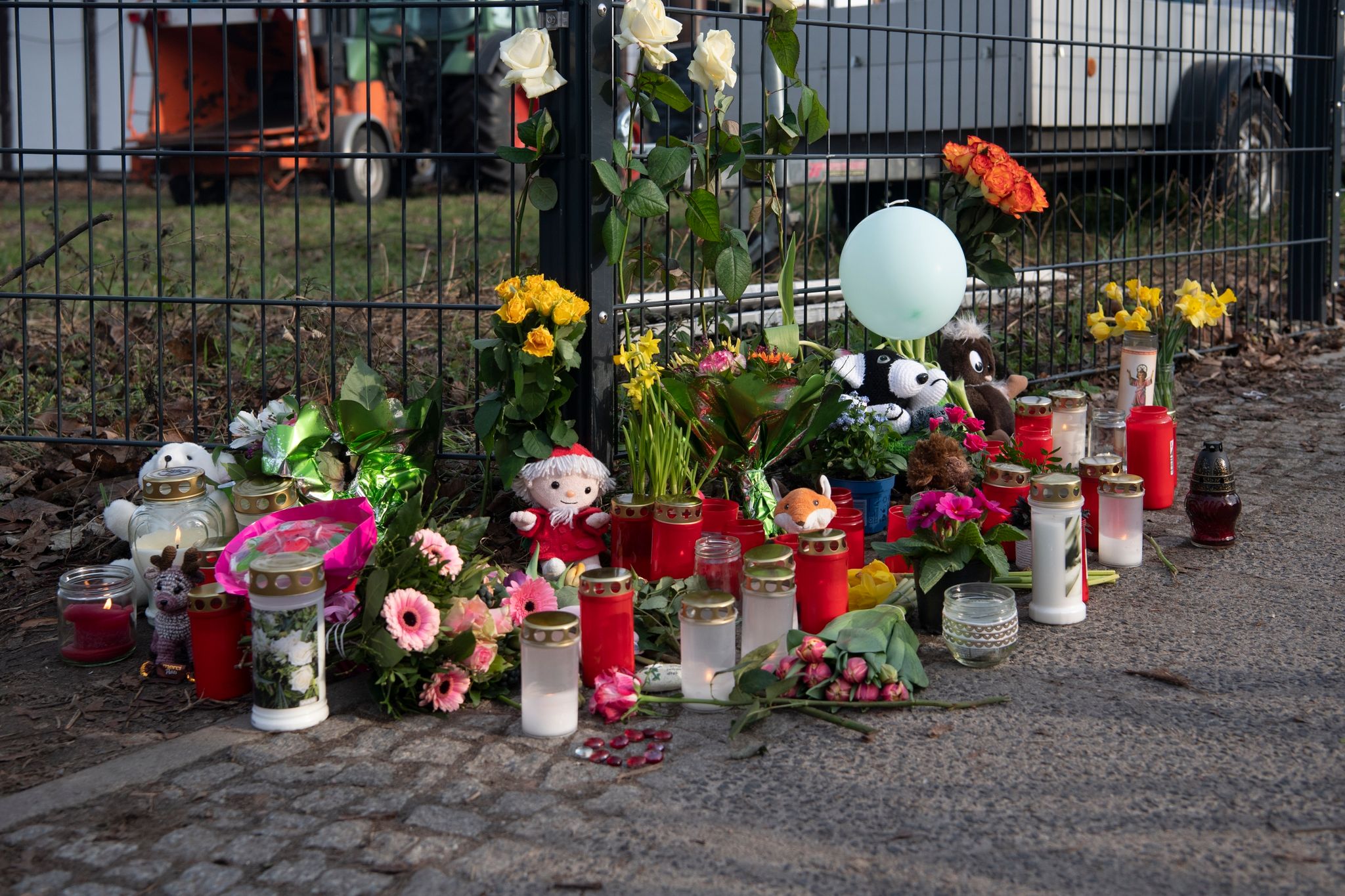 Blumen, Kerzen Und Kuscheltiere Im Gedenken An Eine Fünfjährige In Berlin.