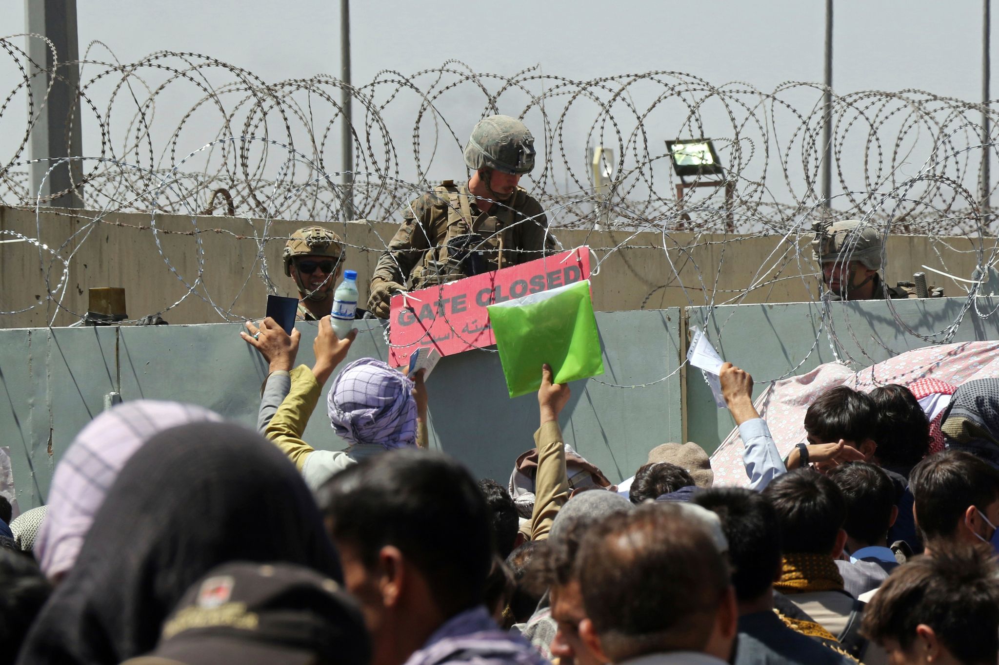Ein US-Soldat Hält Wenige Tage Nach Der Machtübernahme Der Taliban 2021 Ein Schild, Mit Der Aufschrift «Gate Closed» Auf Dem Internationalen Flughafen Von Kabul.