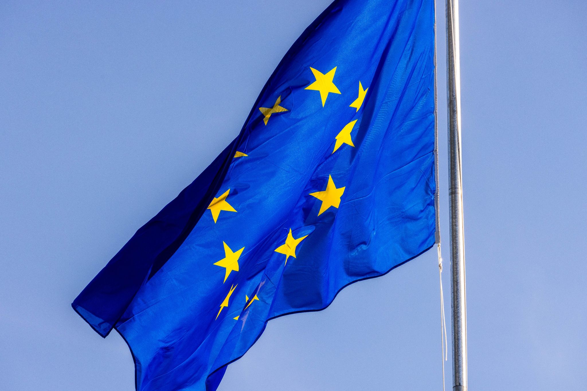 Eine Europaflagge Weht An Einem Mast.