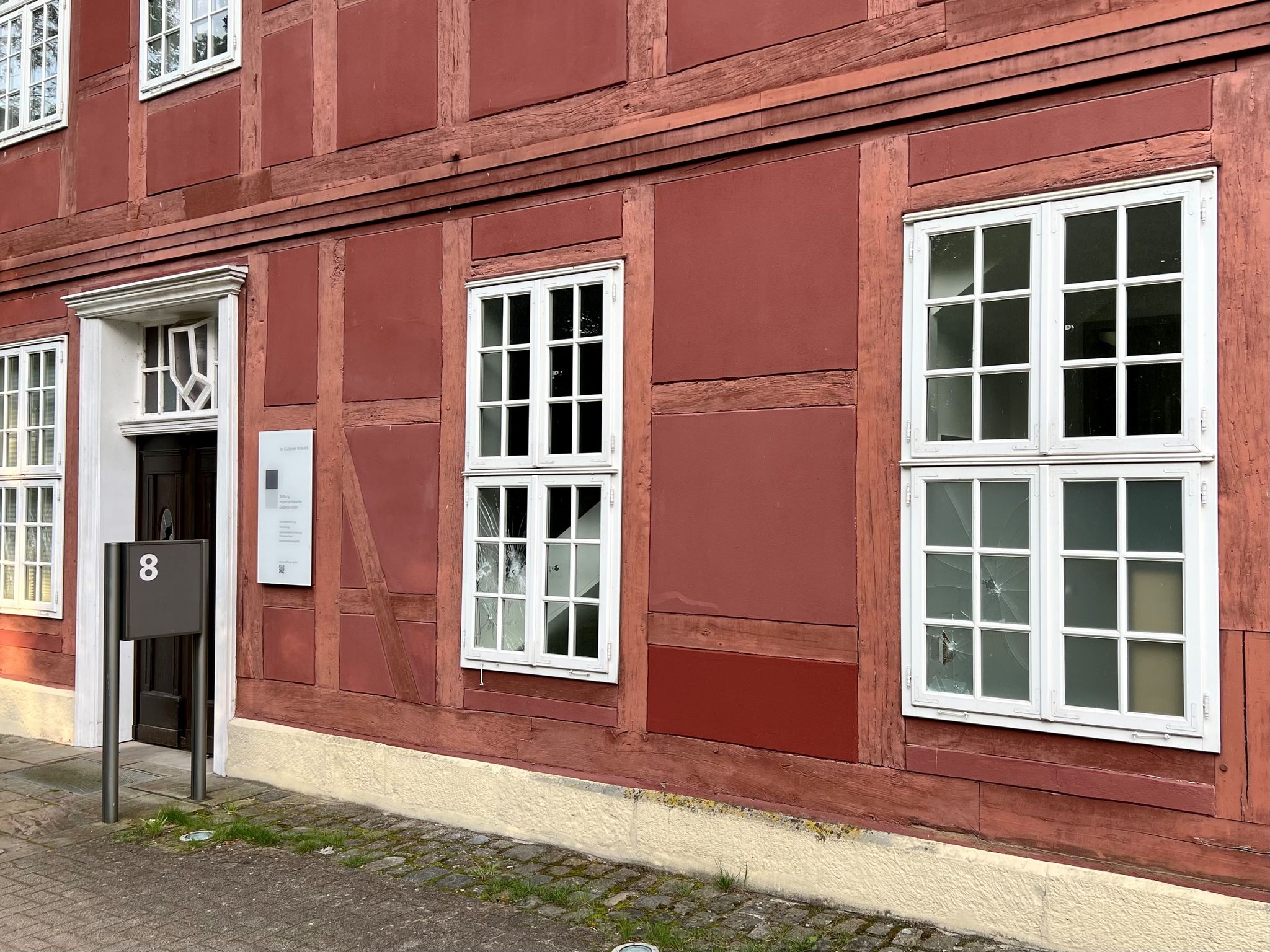 Gesplitterte Fensterscheiben Sind An Einem Gebäude Der Stiftung Zu Sehen.