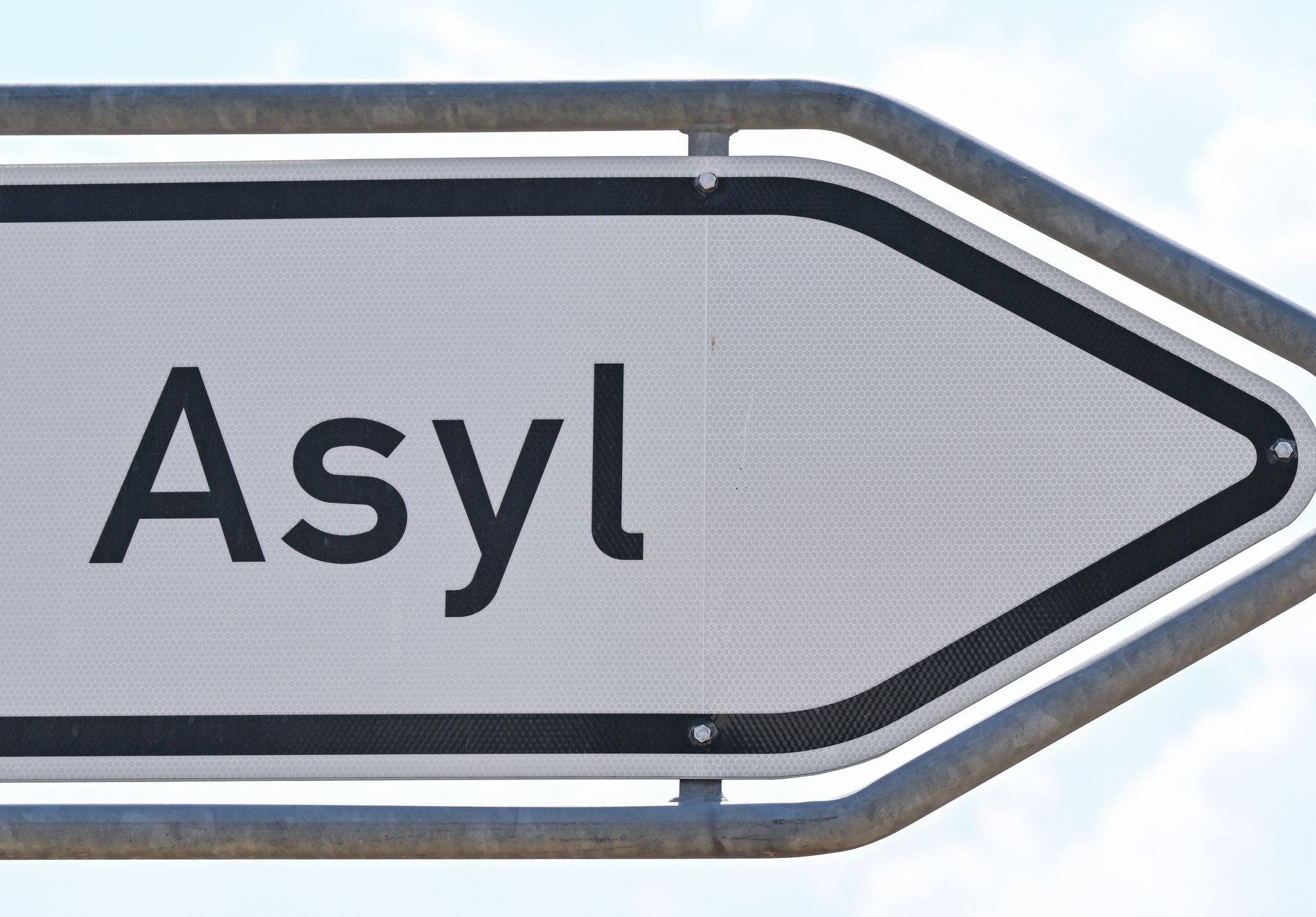Das Wort «Asyl» Steht Auf Einem Wegweiser Zur Erstaufnahme-Einrichtungen (EAE) Des Landes Brandenburg In Eisenhüttenstadt.