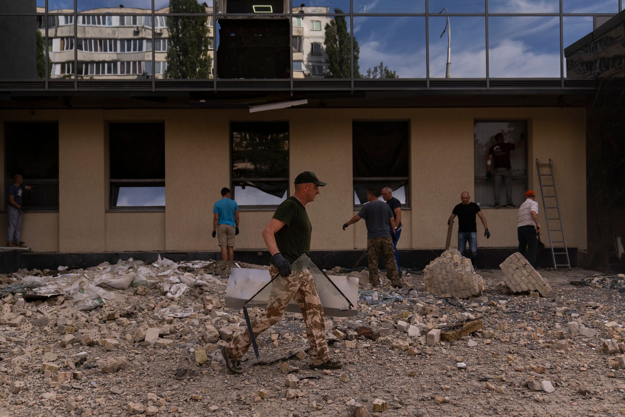 Menschen Räumen Nach Russischen Drohnenangriffen In Kiew Trümmer Vor Einem Beschädigten Regierungsgebäude Weg.