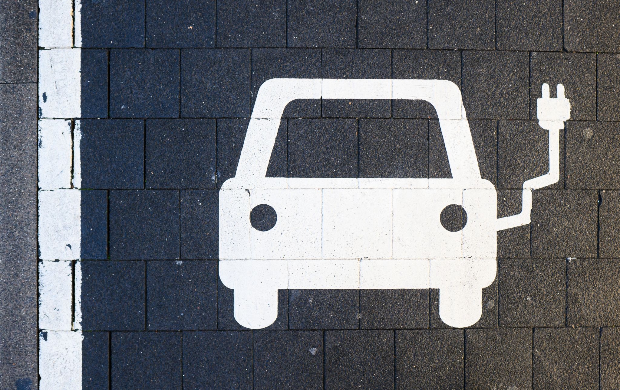 Ein Symbol Markiert Einen Parkplatz An Einer Ladesäule Für Elektroautos.
