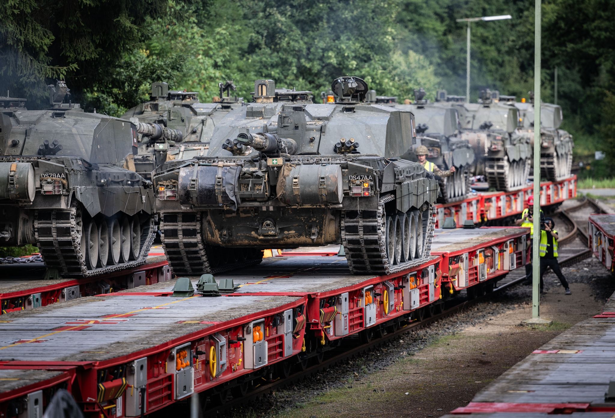 Challenger 2 Panzer Des Britisches Militär Werden In Paderborn-Sennelager Auf Zugwaggons Verladen.