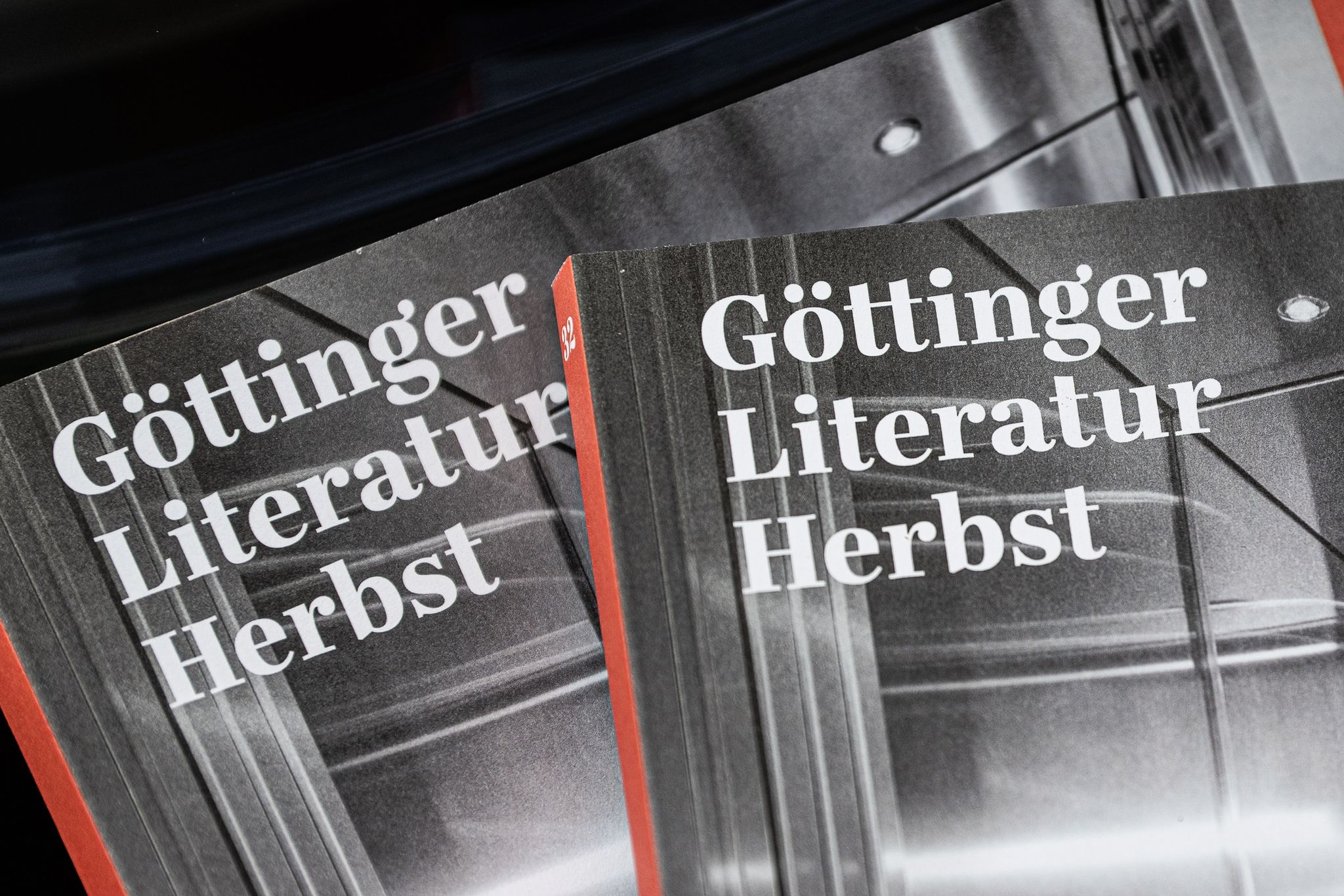 Programmhefte Des Göttinger Literaturherbstes Auf Einem Tisch.