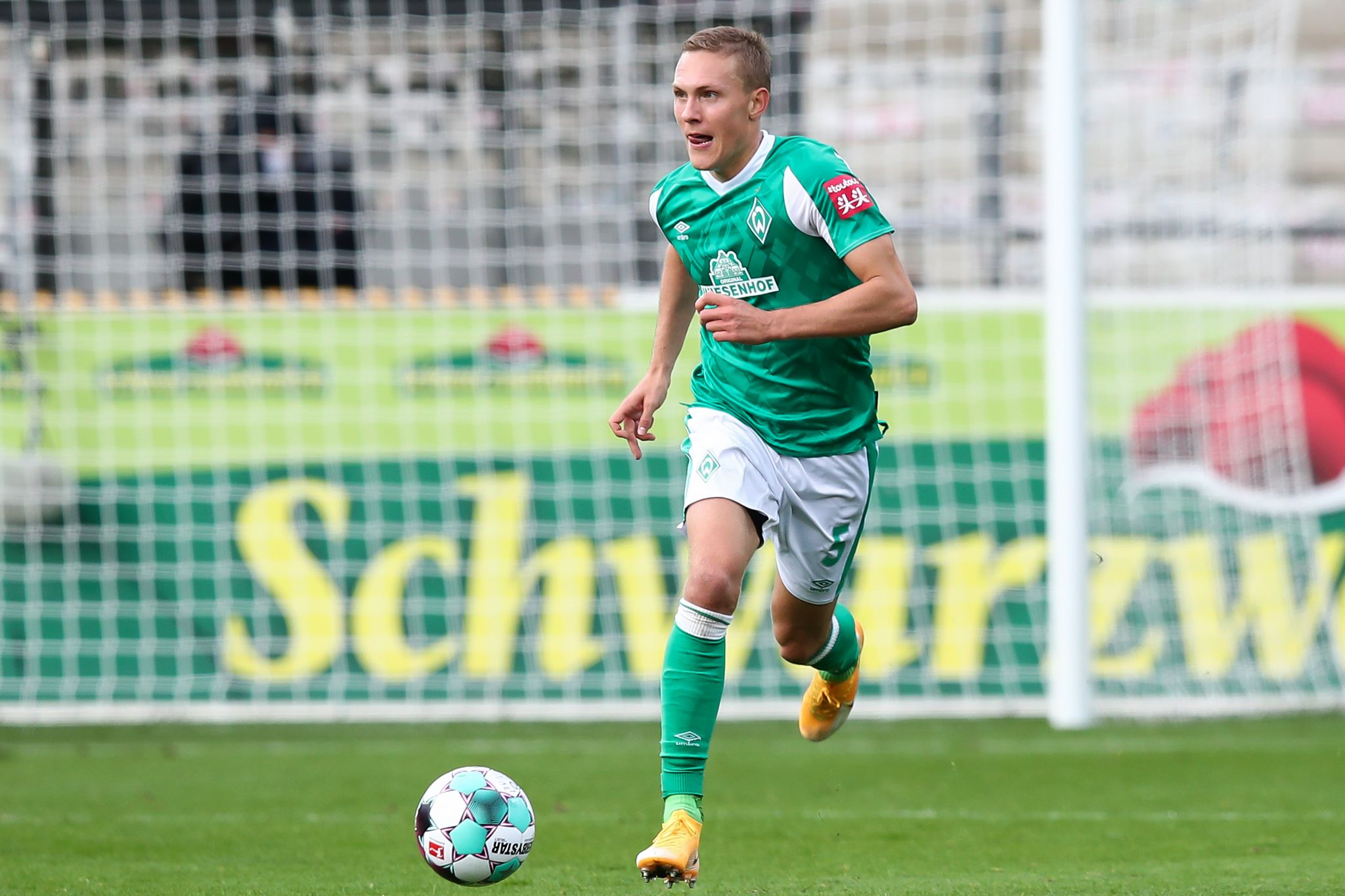 Bremens Ludwig Augustinsson In Aktion.