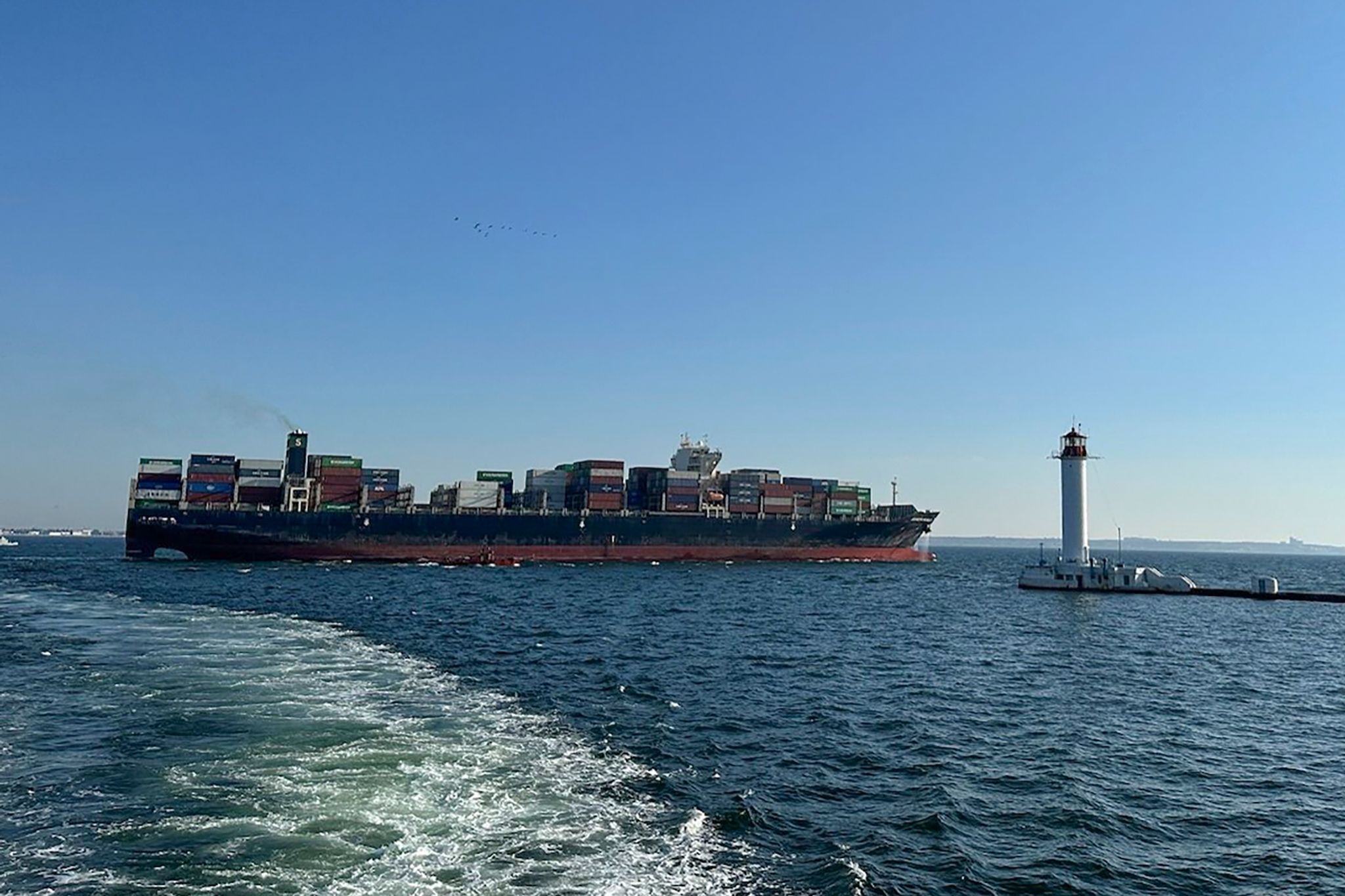 Das Unter Der Fahne Hongkongs Fahrende Containerschiff Joseph Schulte Verlässt Den Hafen Von Odessa, Um Durch Den Temporären Korridor Zu Fahren, Der Für Handelsschiffe Aus Den Ukrainischen Schwarzmeerhäfen Eingerichtet Wurde.