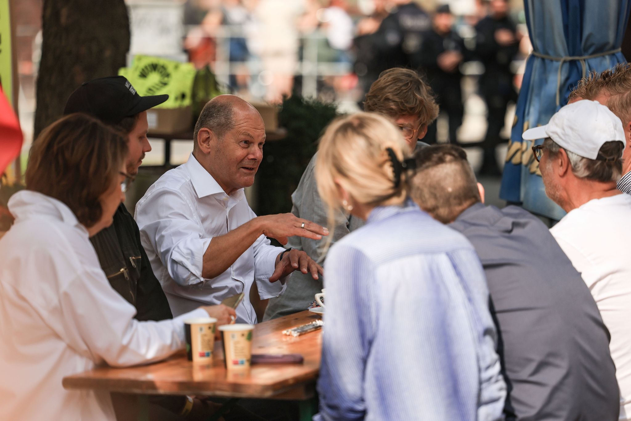 Bundeskanzler Olaf Scholz (M, SPD) Spricht Vor Einem Büdchen Mit Düsseldorfer Bürgern.