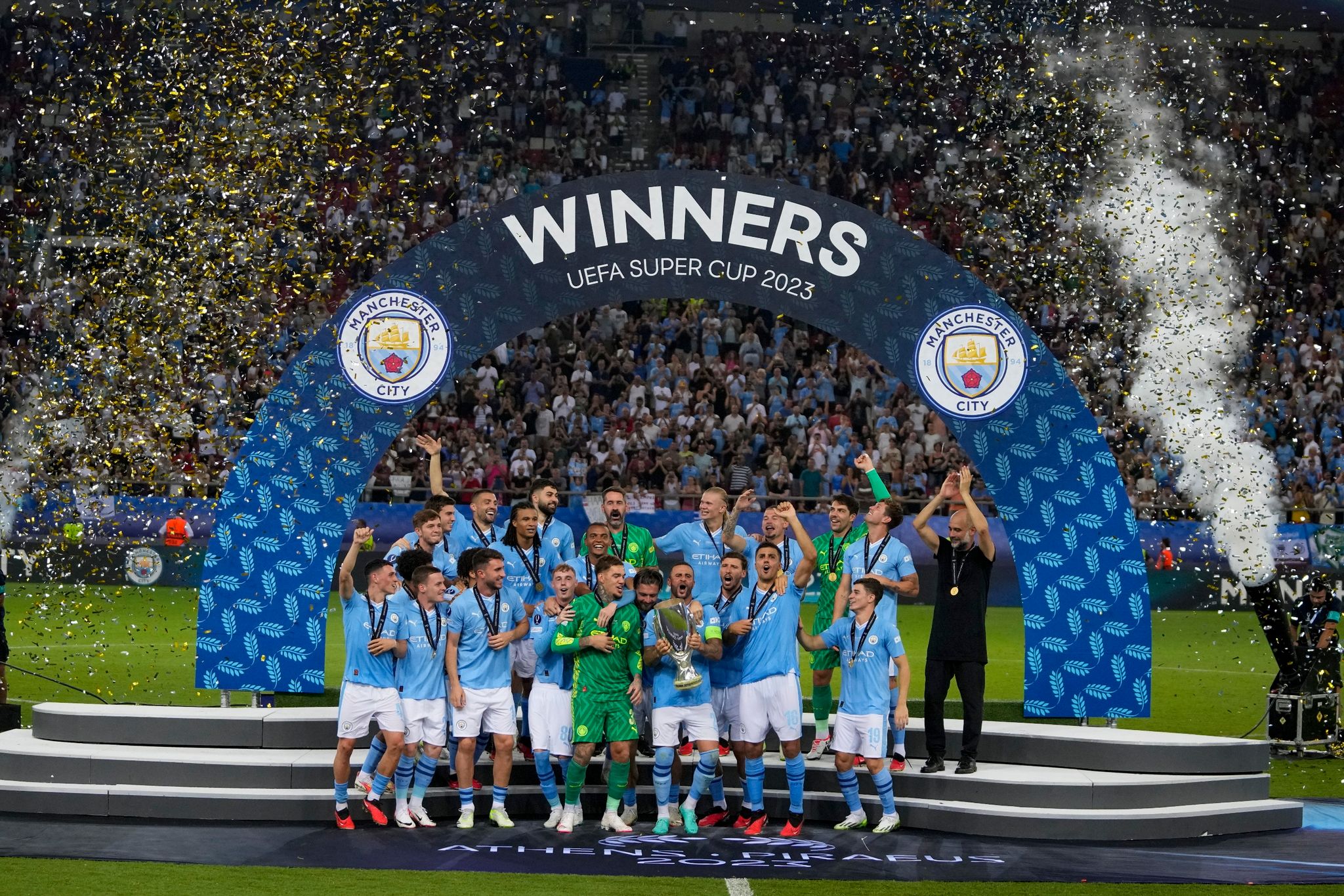 Die Spieler Von Manchester City Feiern Nach Dem UEFA-Superpokal-Finale.