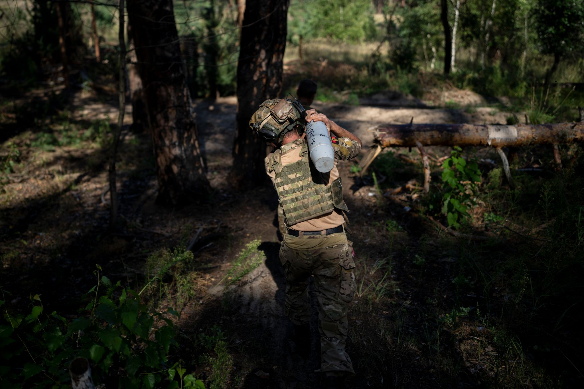 Ein Ukrainischer Soldat Trägt Eine Granate In Richtung Einer Haubitze An Der Frontlinie Bei Lyman.