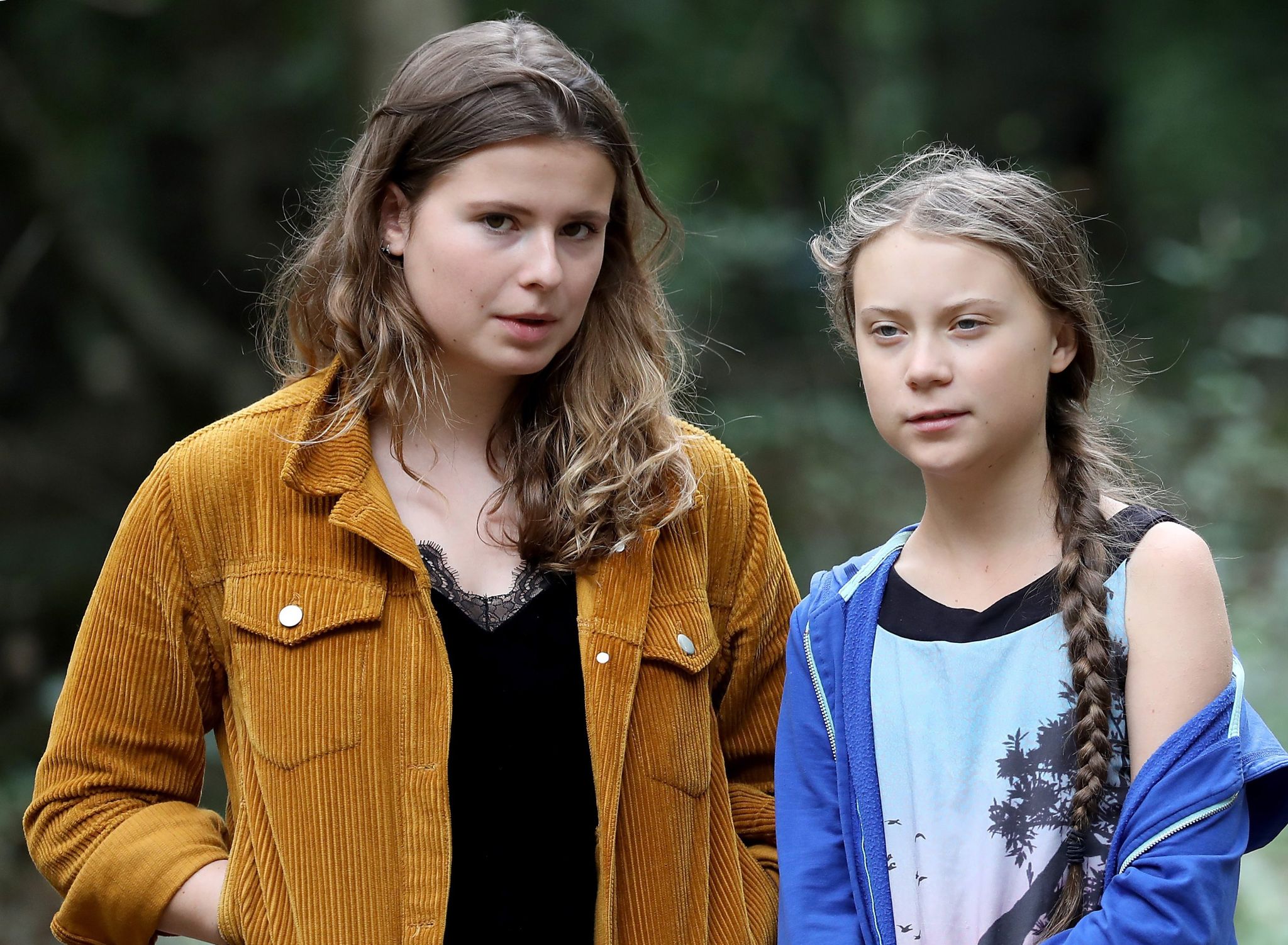 Die Klimaschutzaktivistinnen Luisa Neubauer (l) Und Greta Thunberg Stehen Zusammen Im Hambacher Forst.