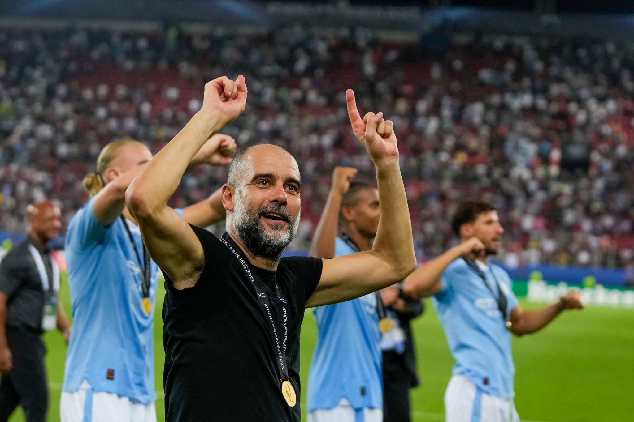 Manchester Citys Trainer Pep Guardiola Feiert Mit Seinen Spielern Den Sieg Im Supercup.