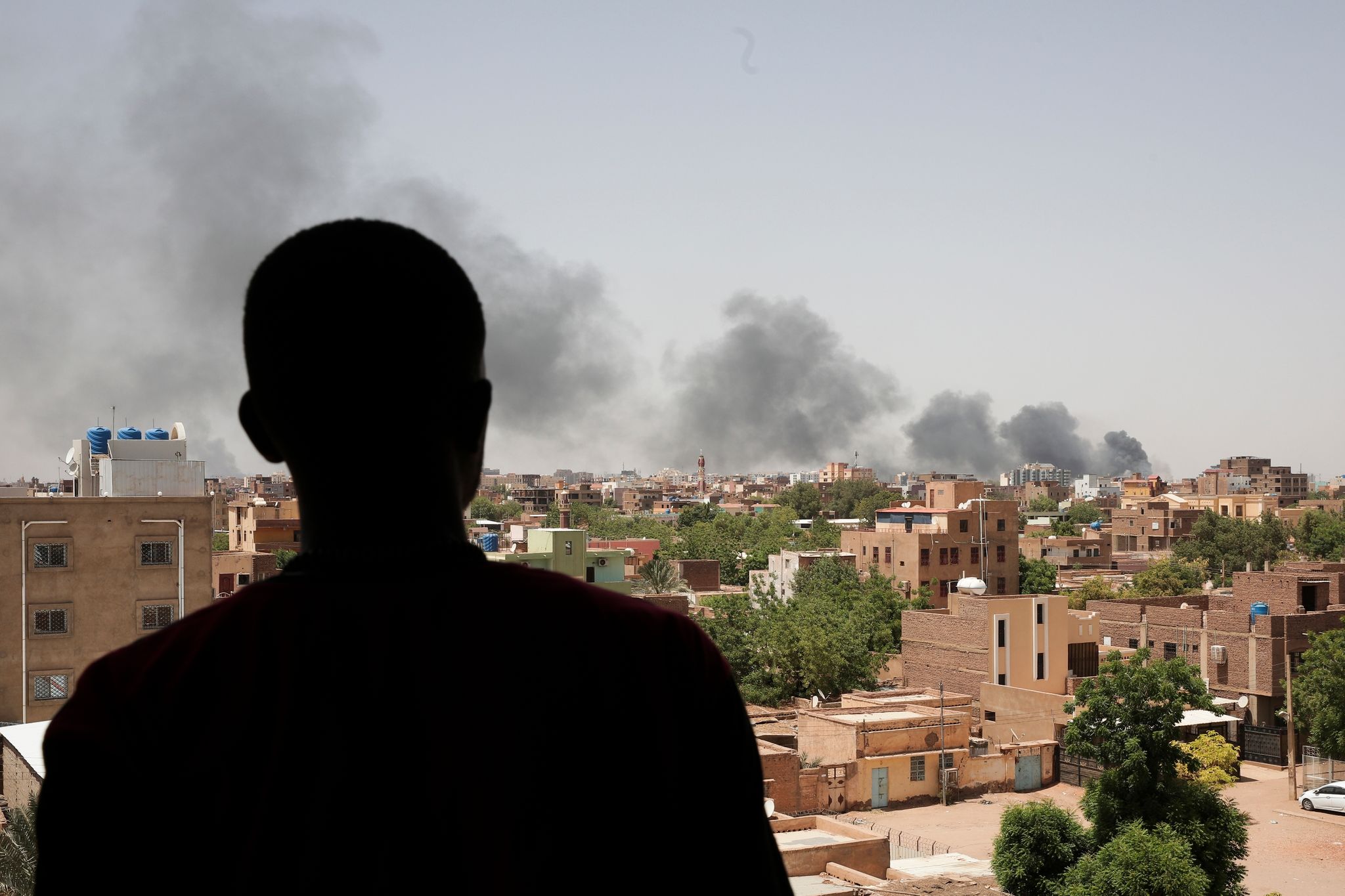 Ein Mann Blickt Auf Die Stadt Khartum, Wo Schwarzer Rauch Aufsteigt. Seit Monaten Bekämpfen Sich Die Konfliktparteien Im Sudan.
