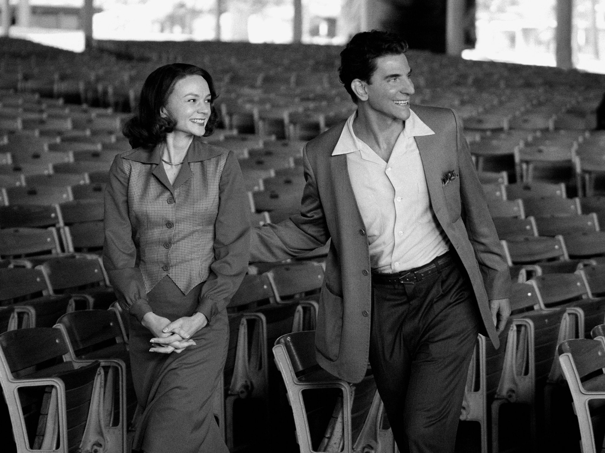 Carey Mulligan Als Felicia Montealegre Und Bradley Cooper Als Leonard Bernstein In «Maestro».