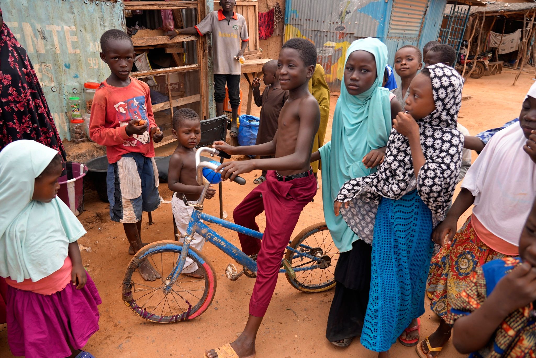 Kinder Spielen Auf Der Straße. Nach Dem Putsch Im Niger Befürchten Experten Eine Anstehende Lebensmittelkrise.