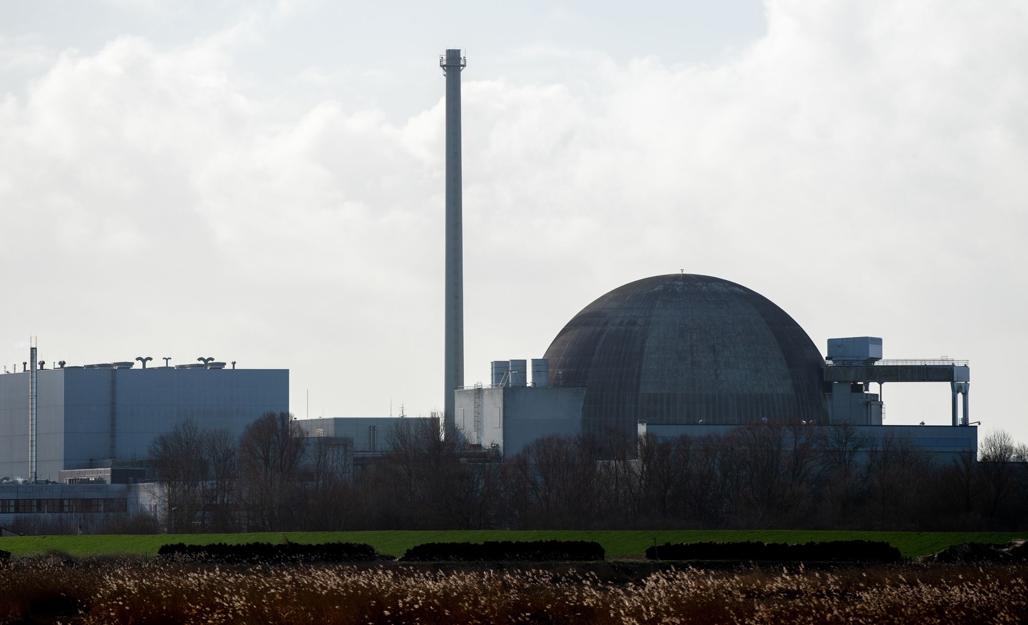 Das Bereits Stillgelegte Und Seit 2018 Im Rückbau Befindliche Kernkraftwerk Unterweser.