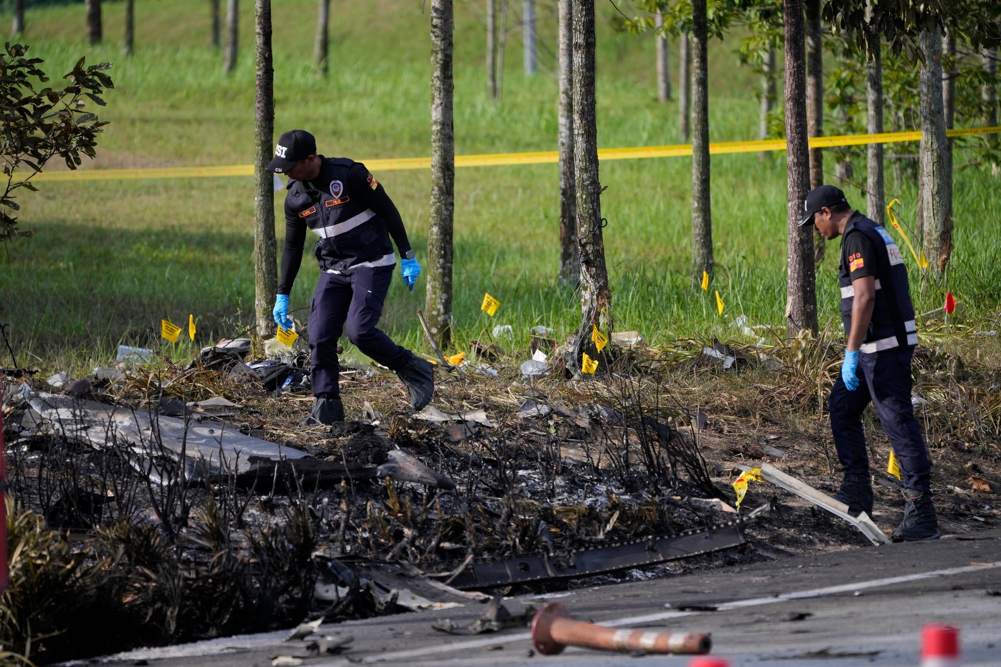 Polizisten Ermittelt An Der Absturzstelle Des Kleinflugzeugs In Malaysia.