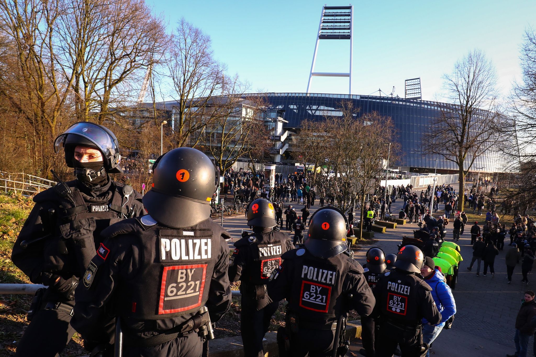 Polizeikräfte Sichern Den Eingang Zum Gästeblock Am Weserstadion.