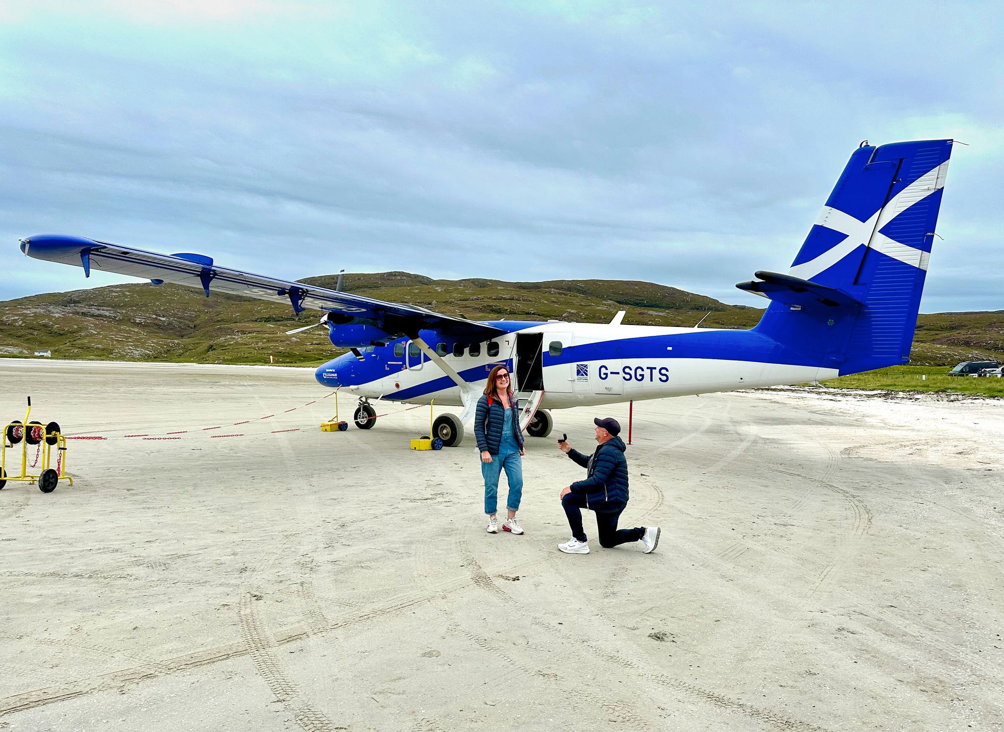 Mit Einem Verlobungsring Kniet Stephen McCann Vor Seiner Lebensgefährtin Bridget Byrne Nach Der Landung Auf Der Schottischen Insel.