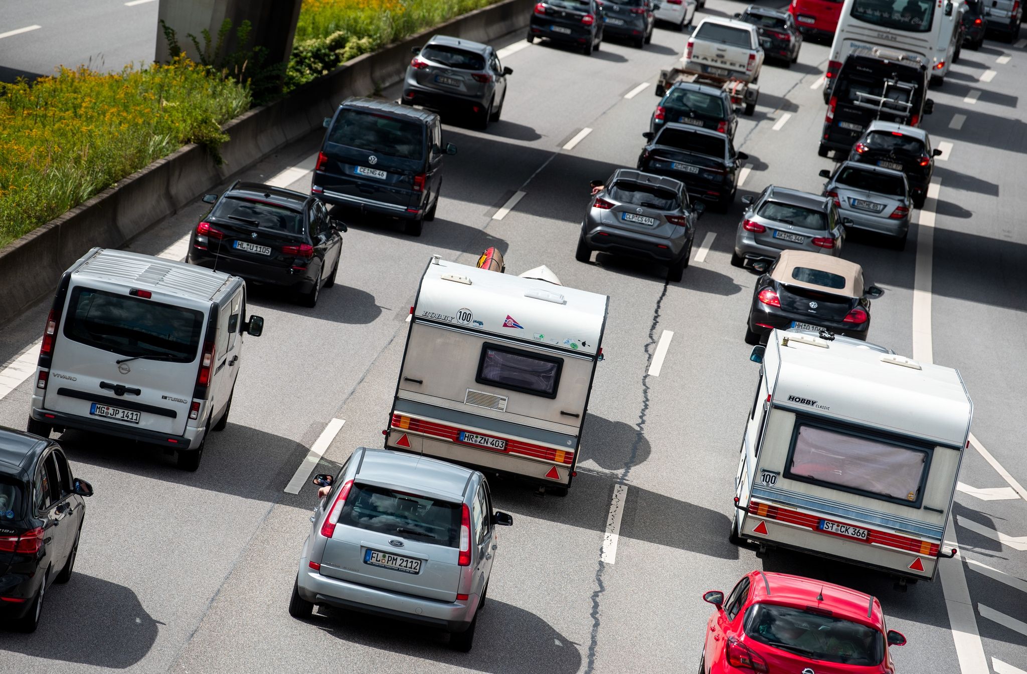 Autos Fahren Auf Der Autobahn A1 Bei Hamburg-Moorfleet Durch Einen Stau.