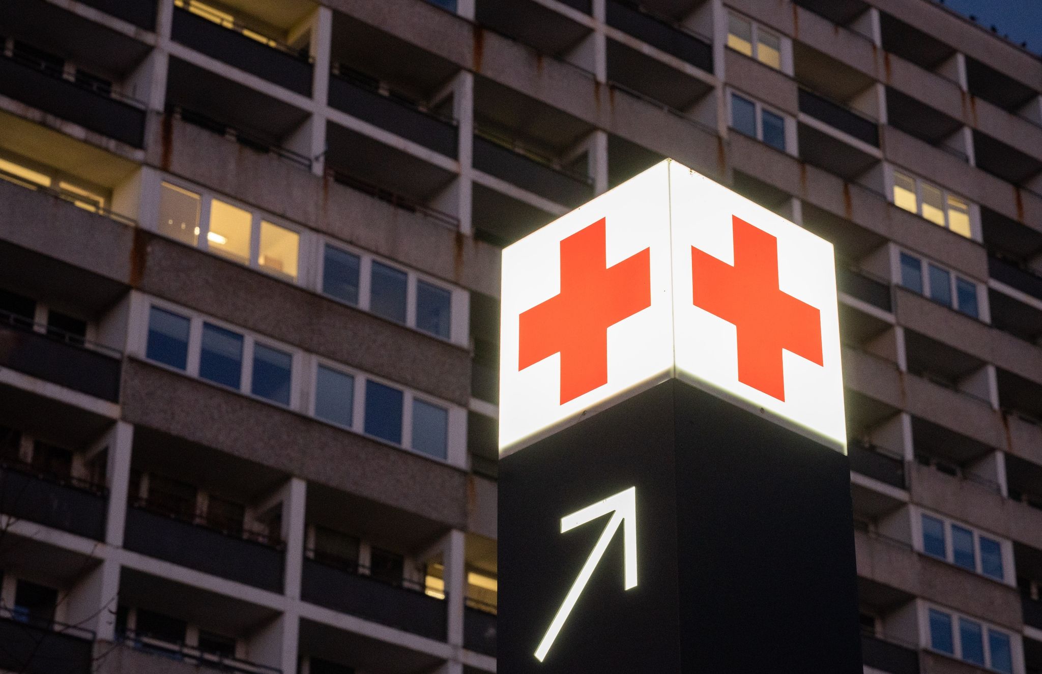 Ein Pfeil Weist Den Weg Zur Notaufnahme Eines Krankenhauses.