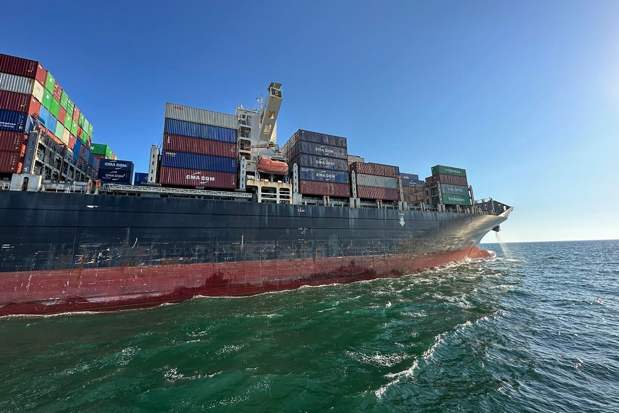 Unter Der Fahne Hongkongs Verlässt Das Containerschiff «Joseph Schulte» Den Hafen Von Odessa.