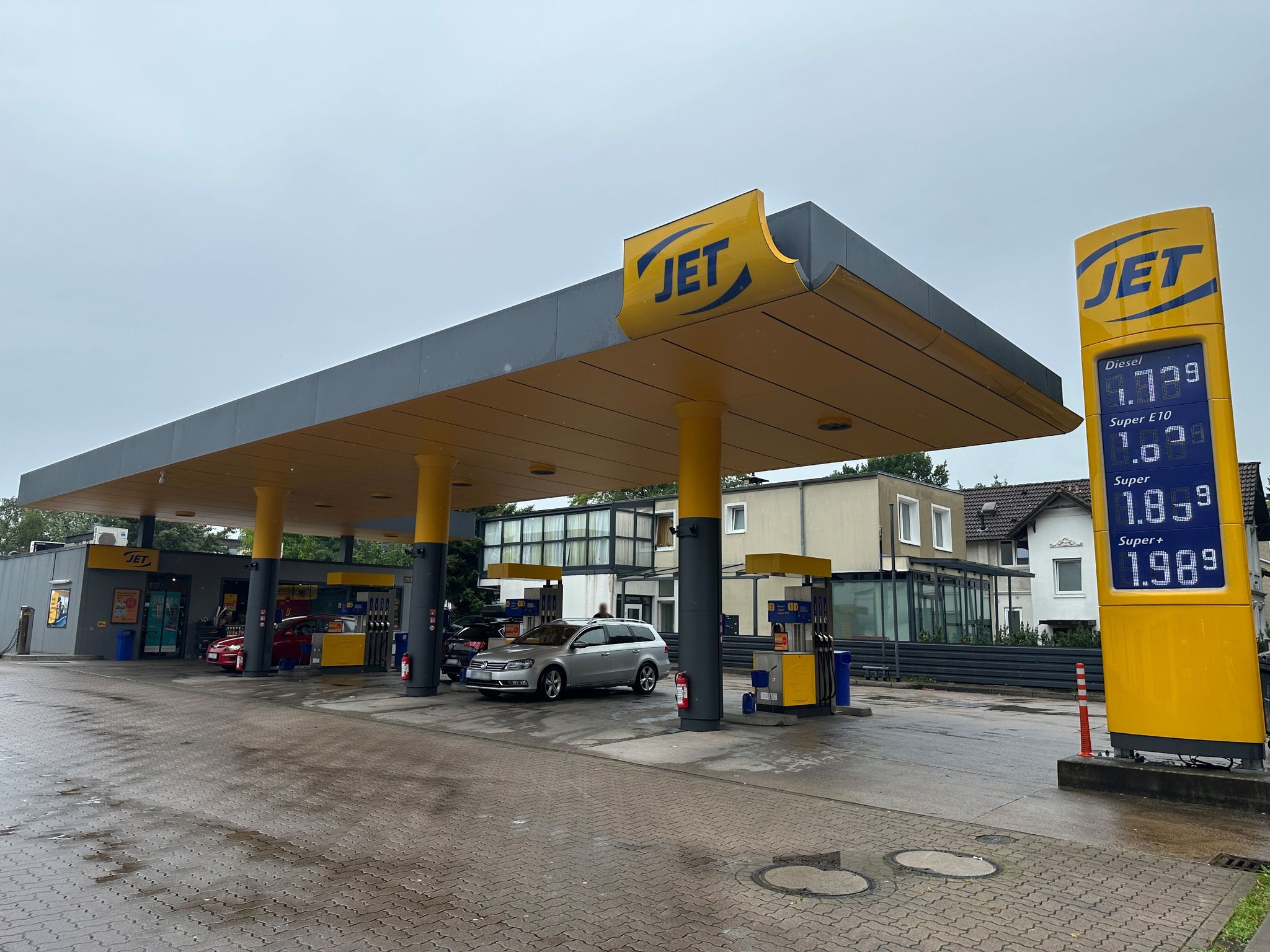 In Hamburg Ist Die Polizei Am Donnerstagmorgen Zu Einem Einsatz An Der Tankstelle Gerufen Worden. Ein Anrufer Habe Gemeldet, Ein Mann Habe Ihn Und Eine Frau Mit Kraftstoff übergossen.