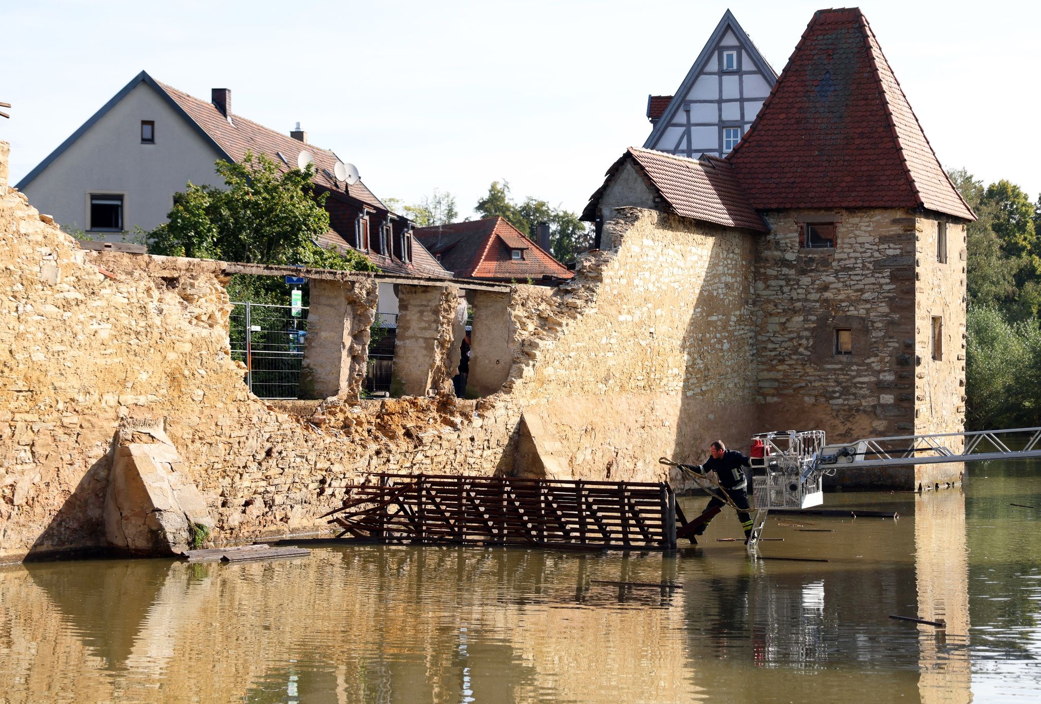 Unwetter: Historische Stadtmauer Von Weißenburg Eingestürzt