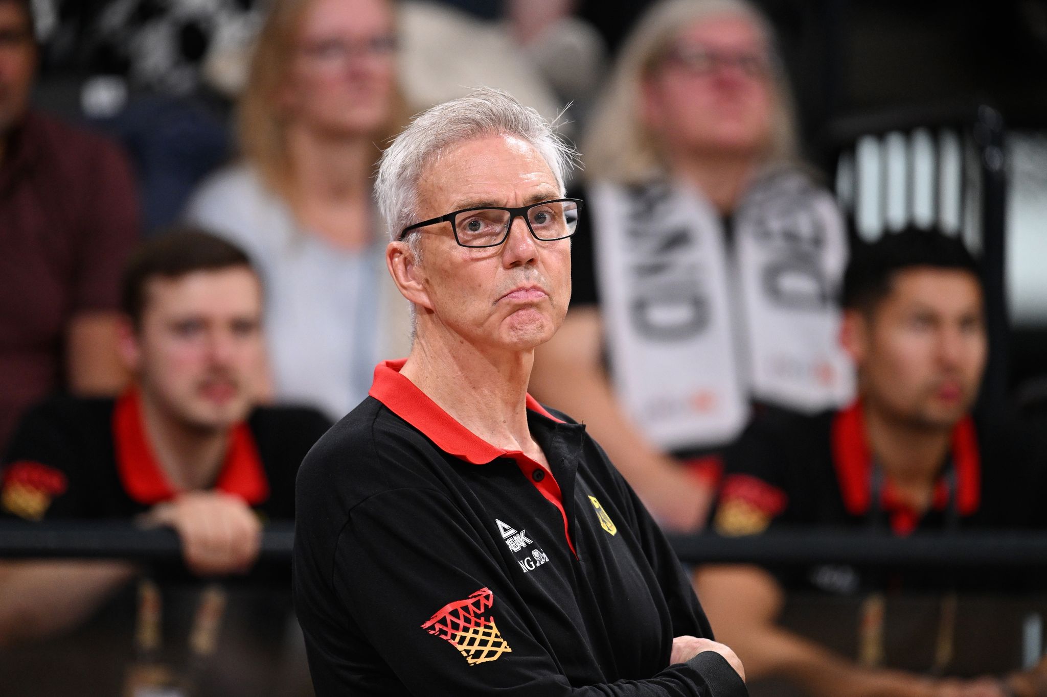 Deutschlands Bundestrainer Gordon Herbert Steht Am Spielfeldrand.