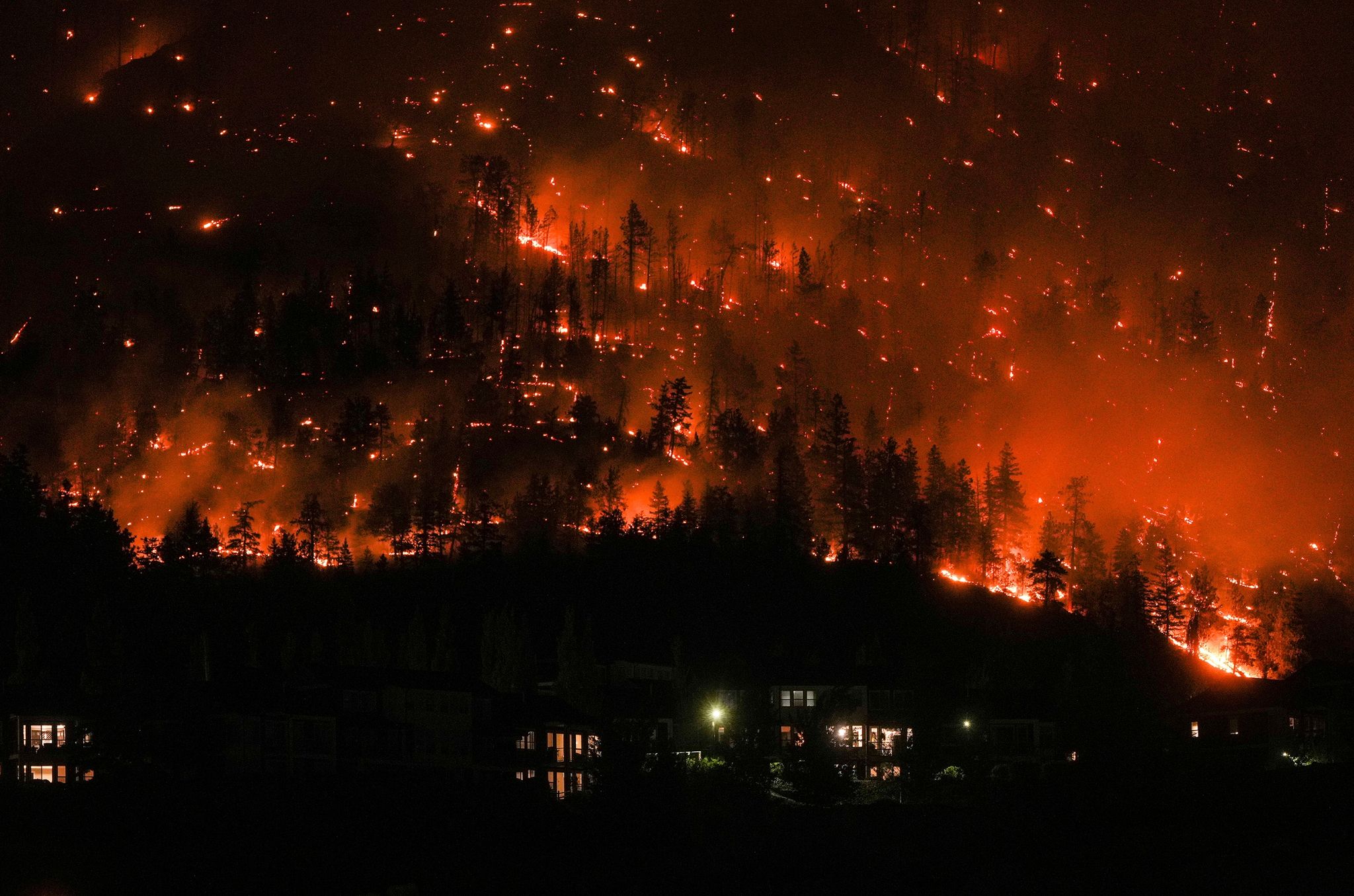 Ein Waldbrand Am McDougall Creek In West Kelowna.