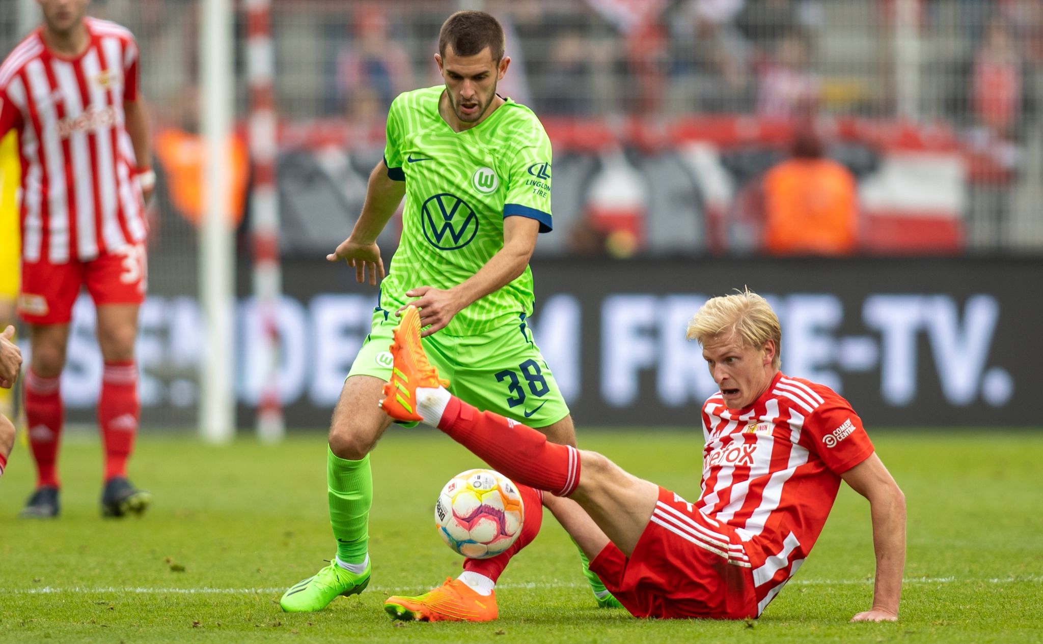 Bartol Franjic Von VfL Wolfsburg Kämpft Gegen Berlins Morten Thorsby (r) Um Den Ball.