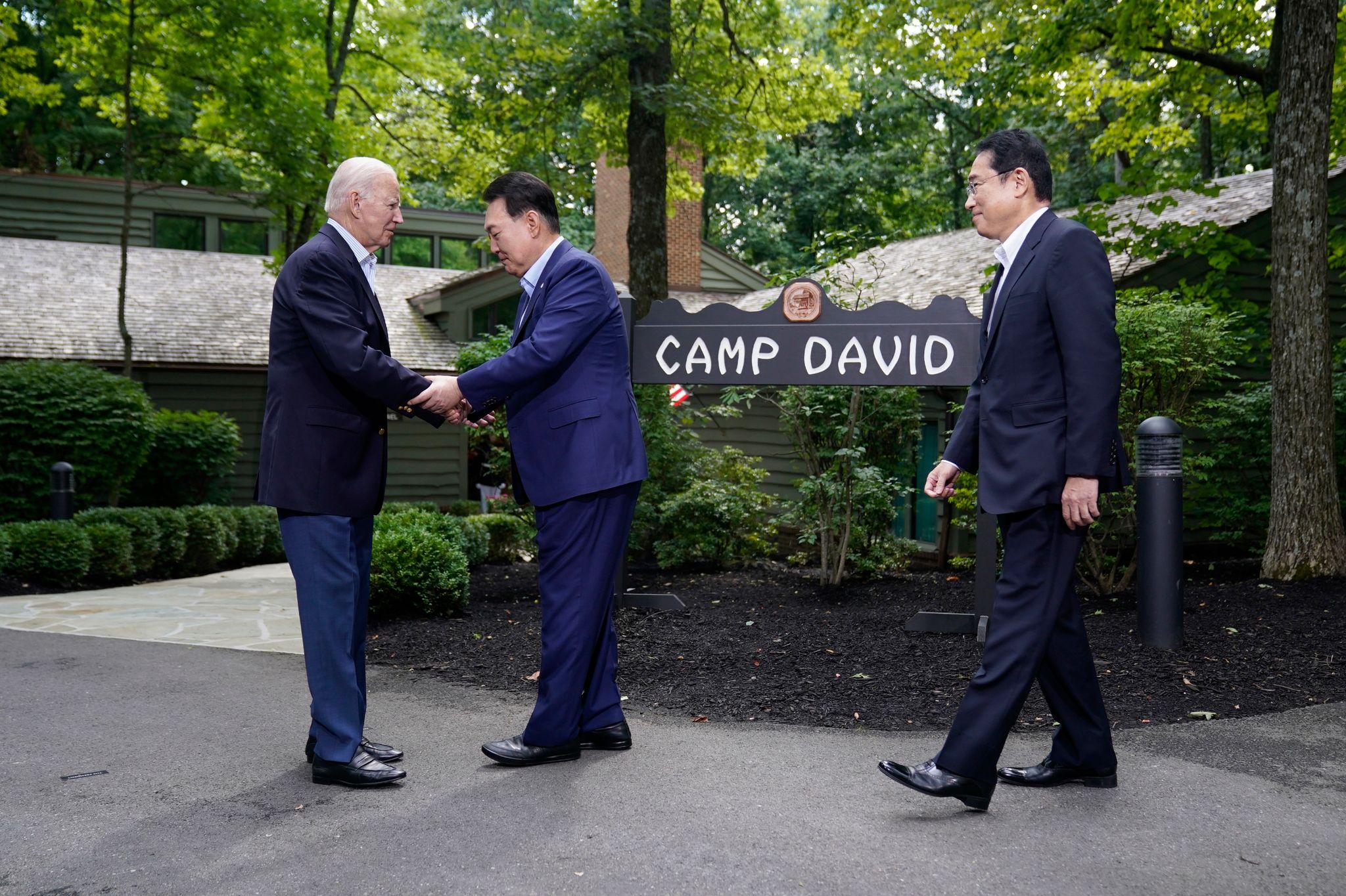 US-Präsident Joe Biden (l)begrüßt Seine Gäste Zum Gipfel In Camp David.