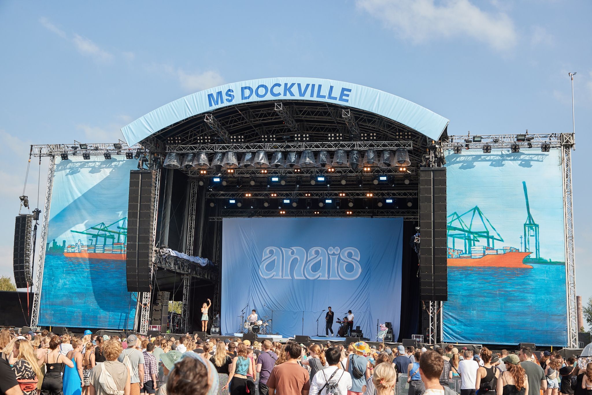 Die Sängerin Anais Steht Auf Der Bühne Großschot Auf Dem Festivalgelände Des MS Dockville.
