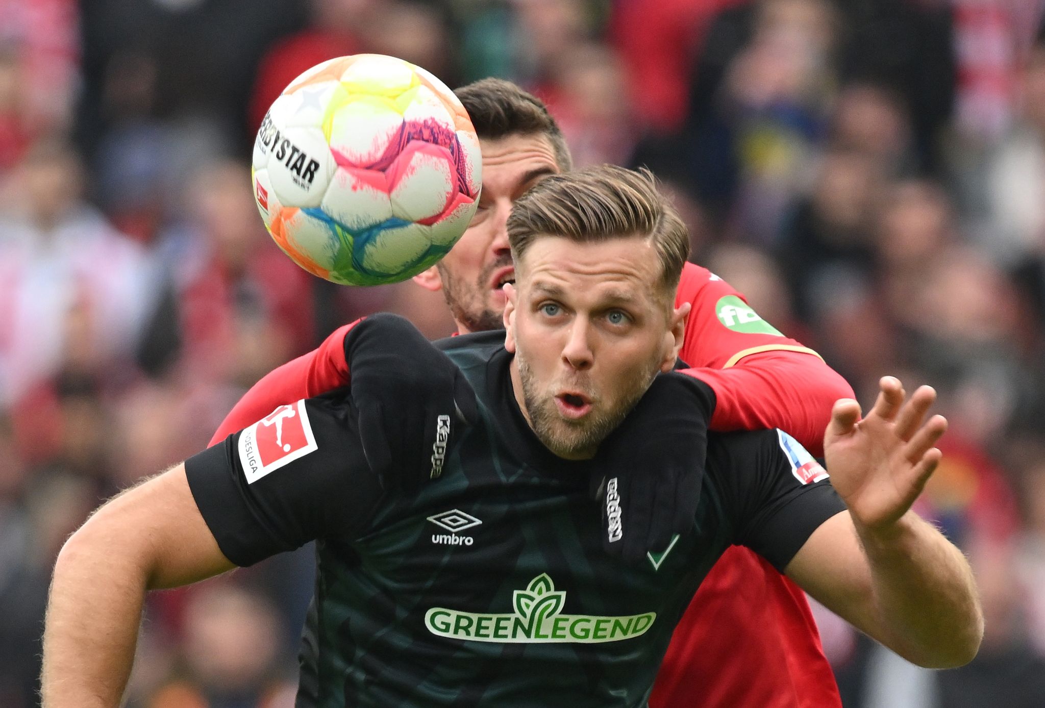 Der Mainzer Stefan Bell (l) Spielt Gegen Bremens Niclas Füllkrug.