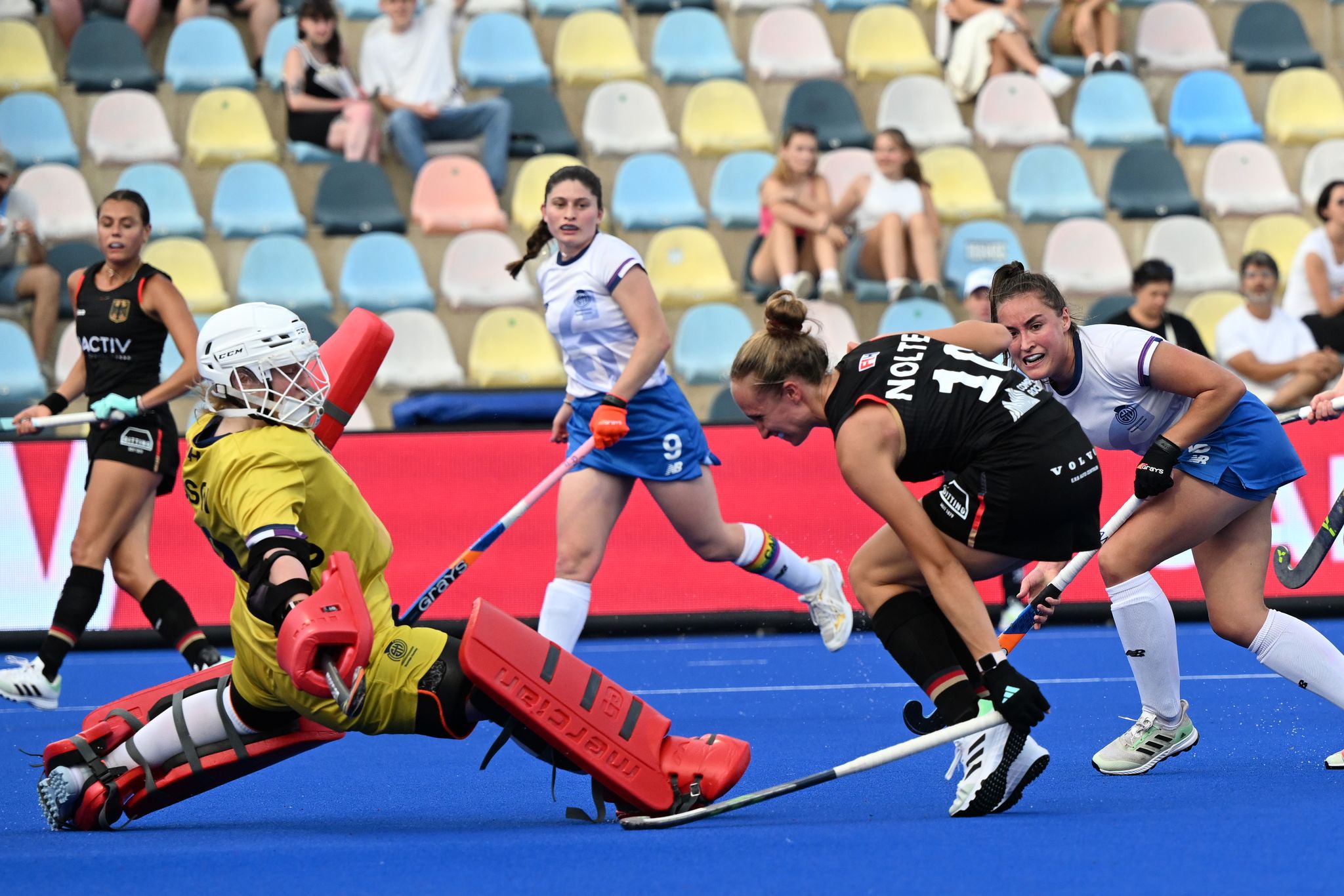 Deutschlands Lisa Nolte (r) Und Schottlands Amy Gibson Kämpfen Um Den Ball.