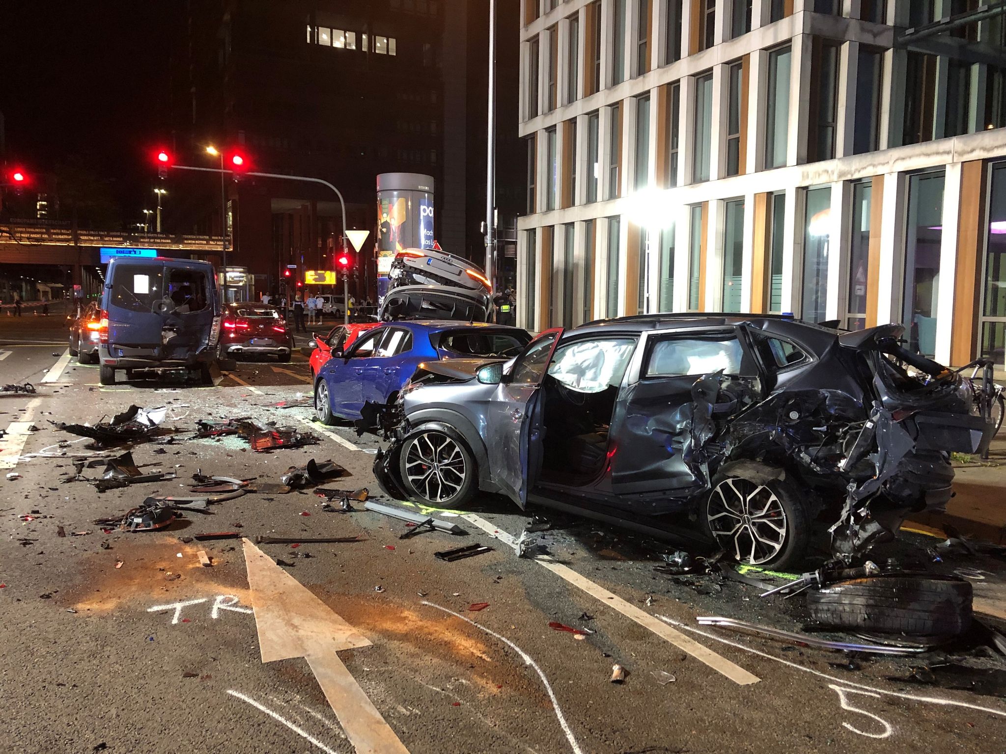 Unfallfahrzeuge Türmen Sich In Der Innenstadt Von Köln.