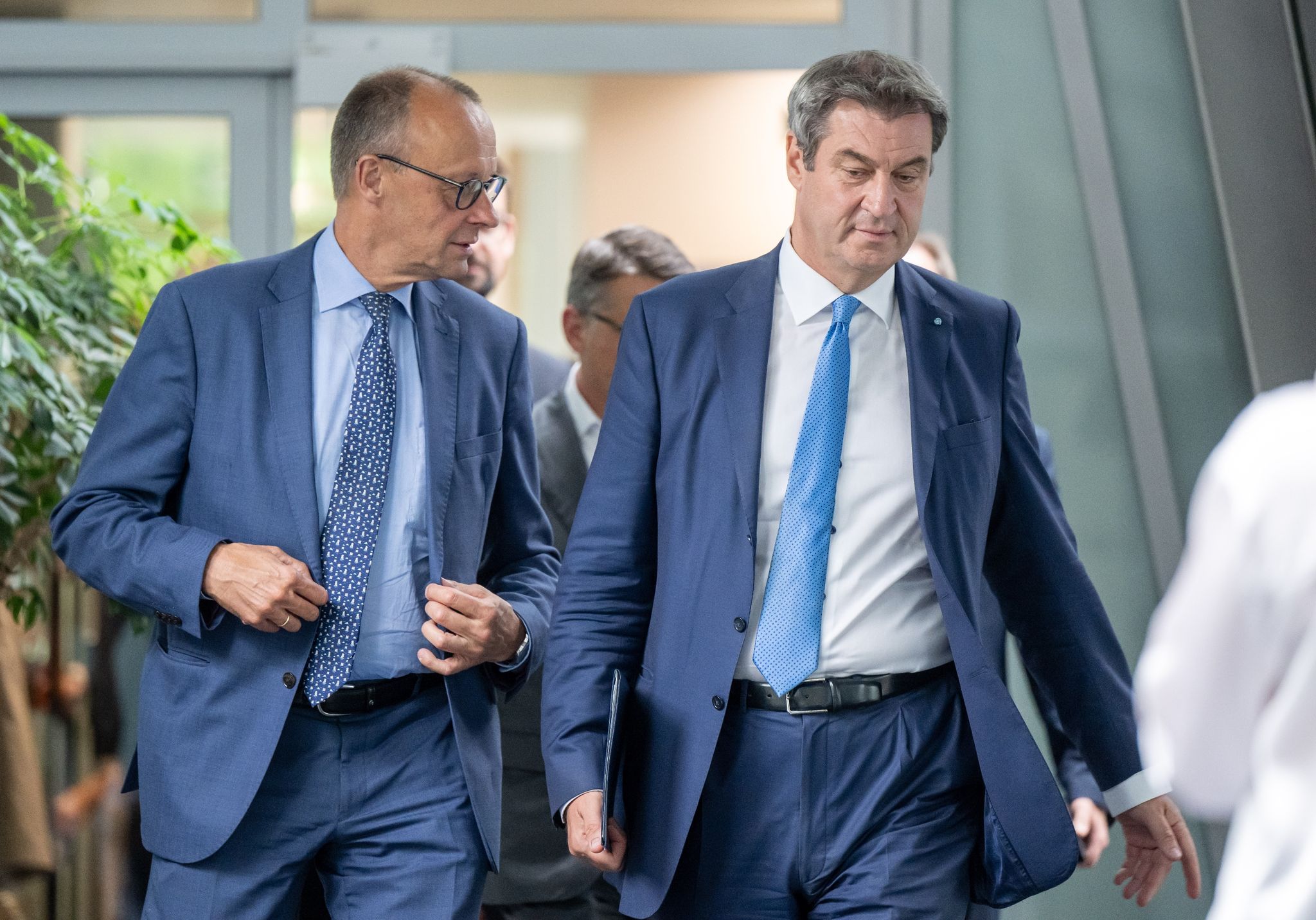 Markus Söder (r.), Derzeit Ministerpräsident Von Bayern, Liegt Nicht Nur An Der Spitze Aller Neun Abgefragten Top-Politiker, Sondern Auch Klar Vor CDU-Chef Friedrich Merz.
