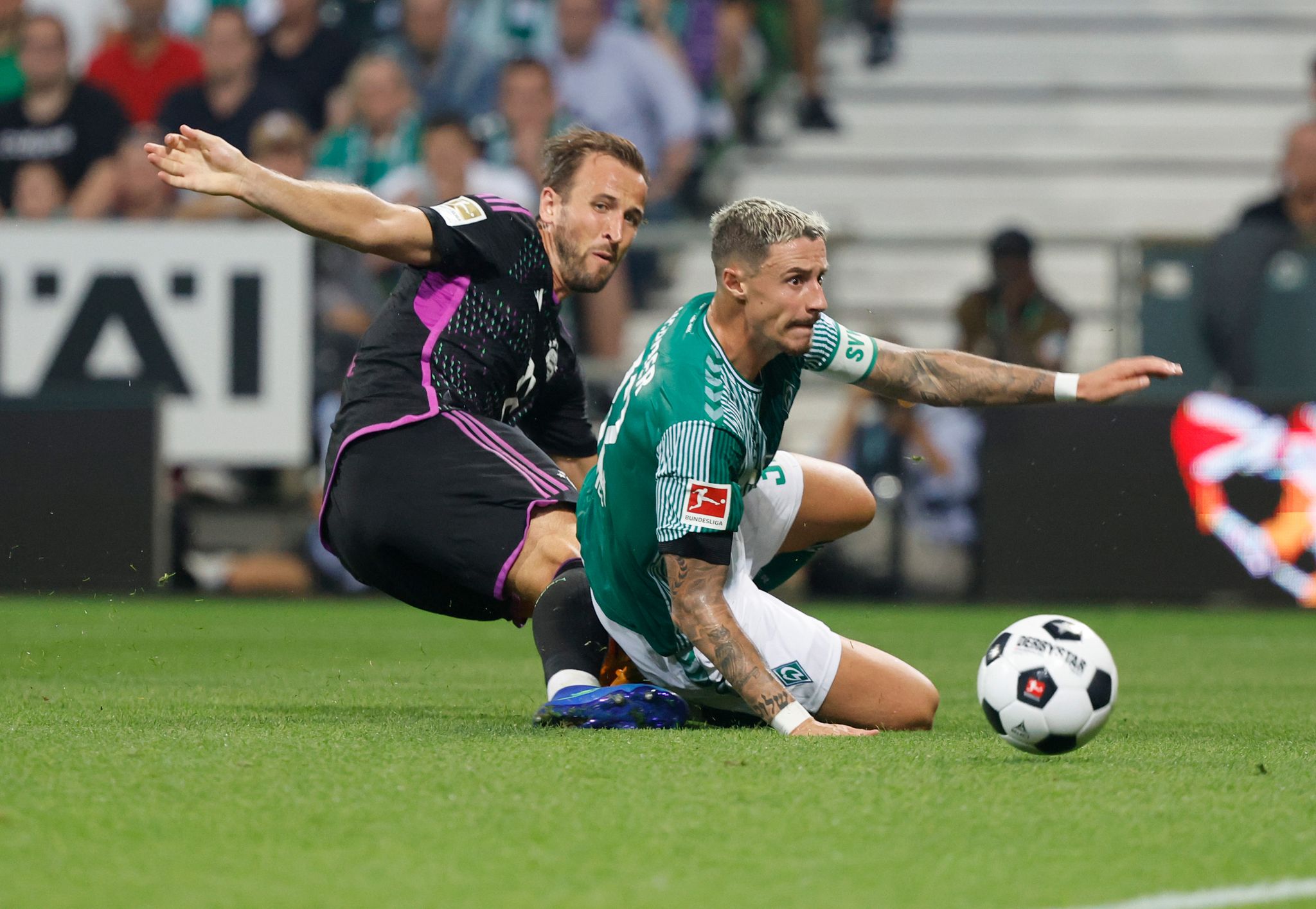 Bremens Marco Friedl (l) Und Bayerns Harry Kane Kämpfen Um Den Ball.