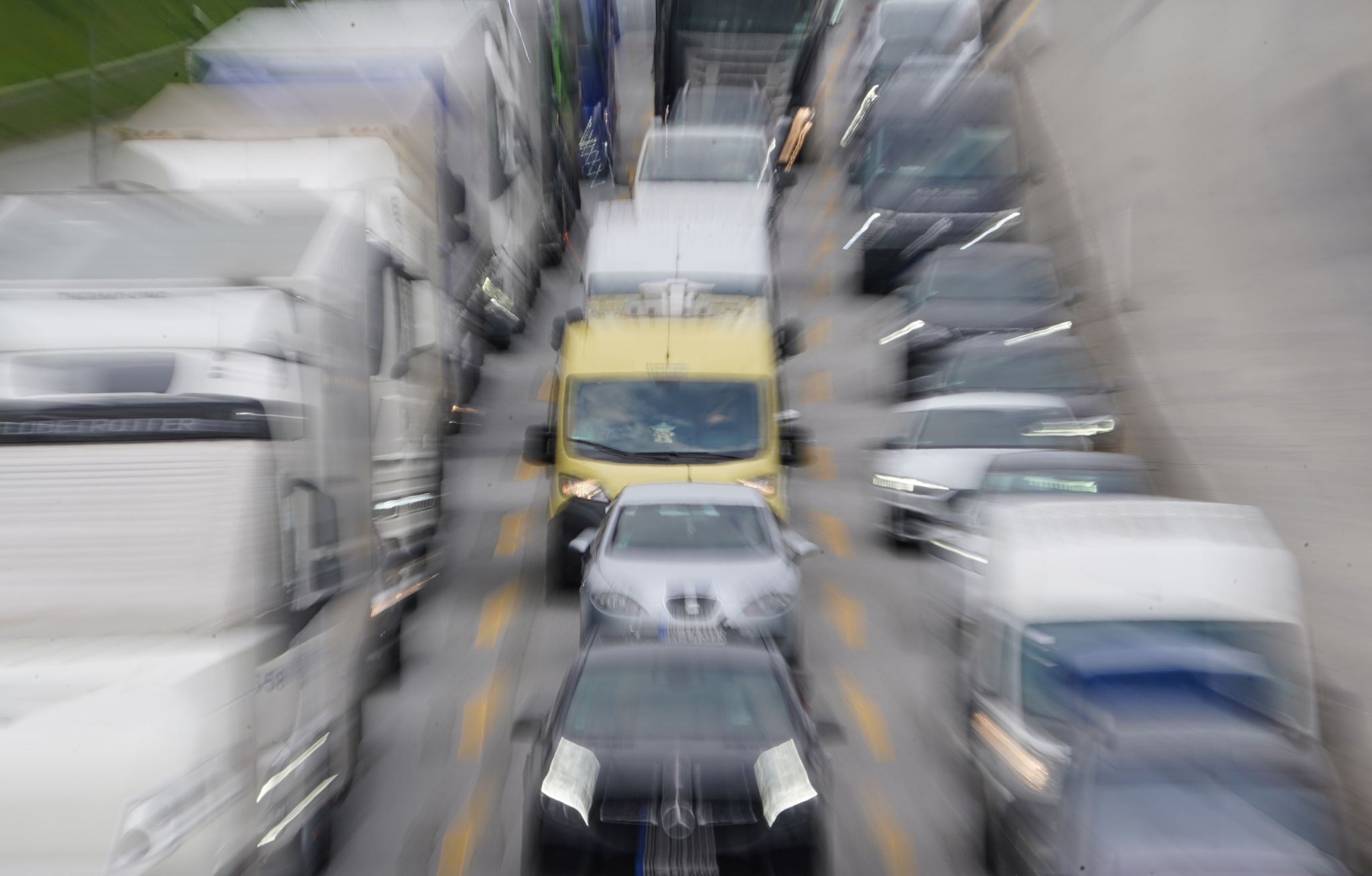 Fahrzeuge Stauen Sich Auf Einer Autobahn.