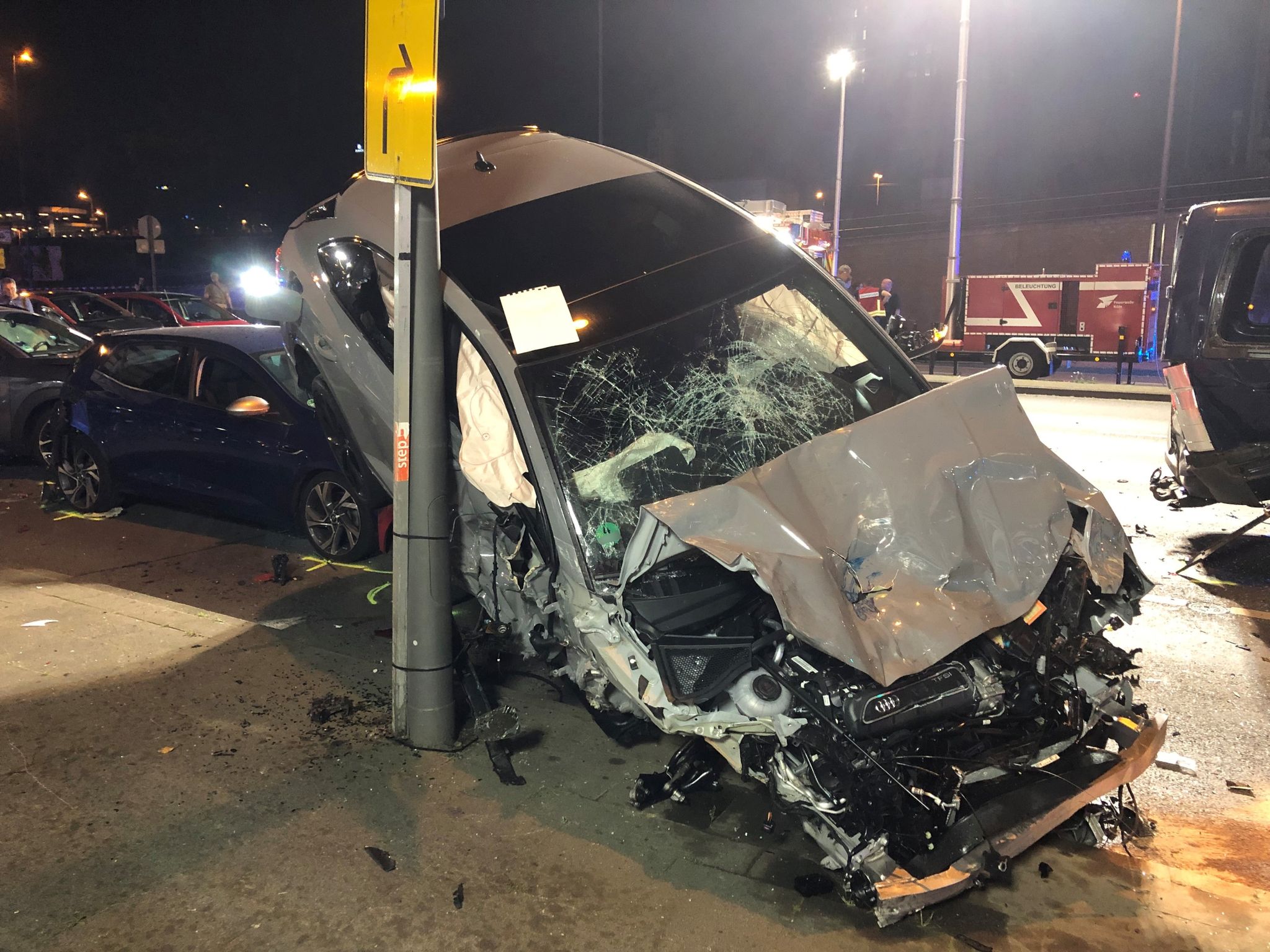 Unfallfahrzeuge Türmen Sich In Der Innenstadt Von Köln.