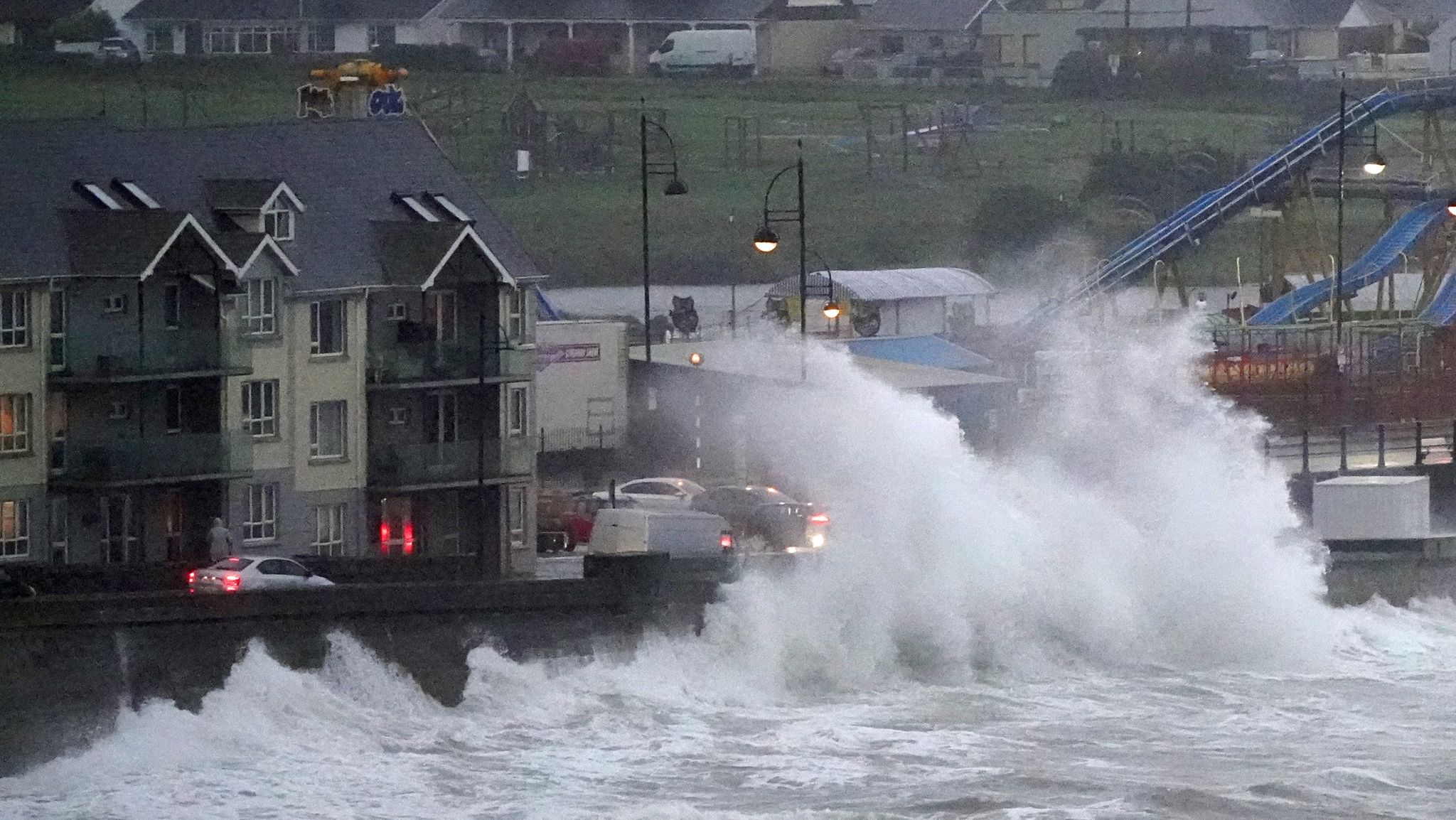 Wellen Schlagen Gegen Die Ufermauer Im Irischen  Tramore,  Während Der Sturm «Betty» Starke Winde Und Regen Sowie Die Gefahr Von Überschwemmungen Mit Sich Bringt.