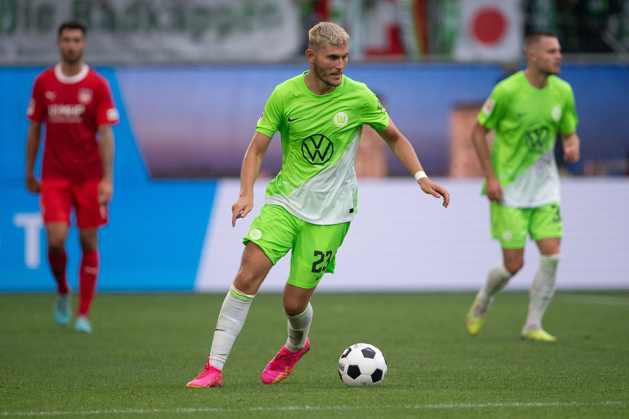Wolfsburgs Jonas Wind Spielt Den Ball.