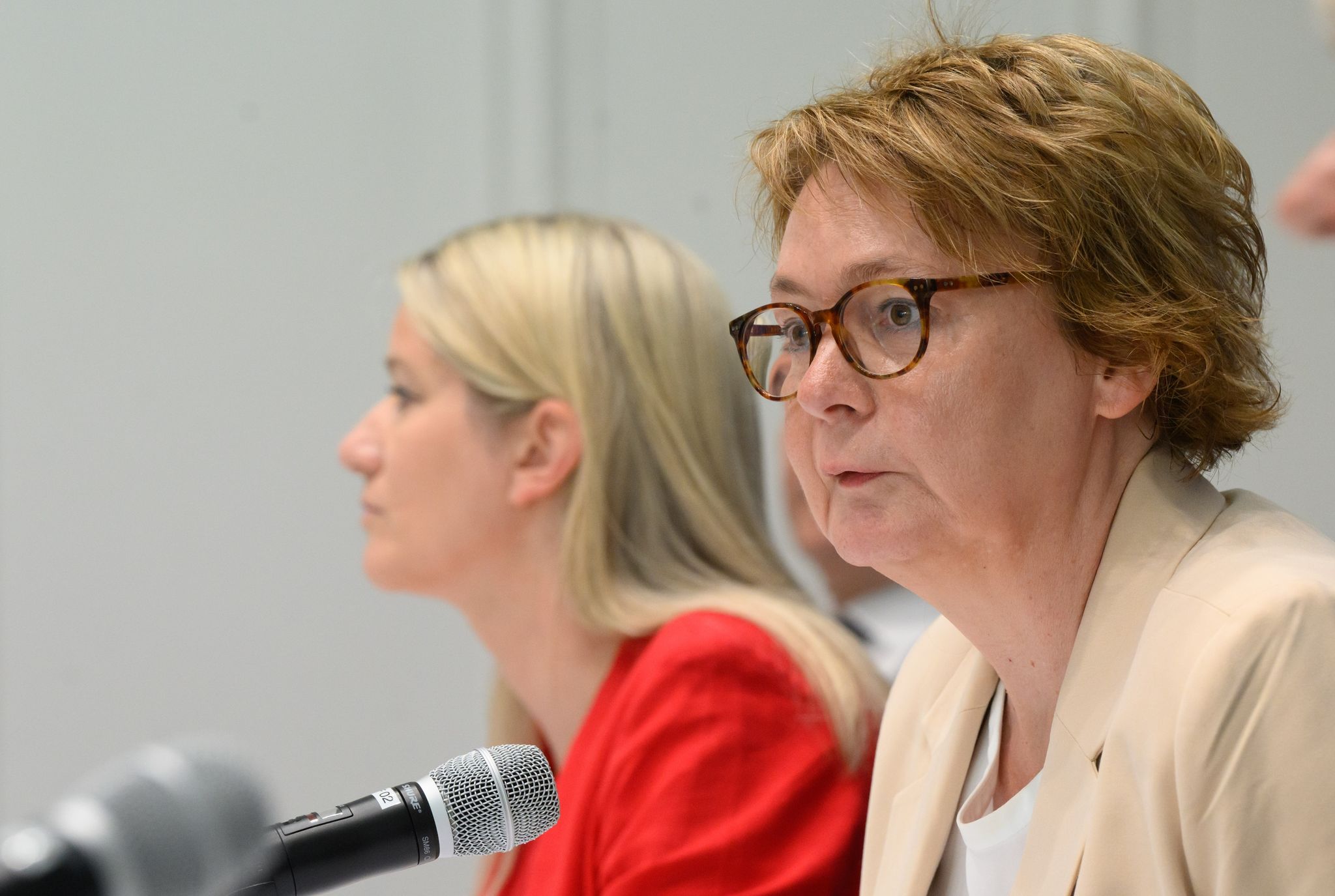 Daniela Behrens (r), Innenministerin Niedersachsen, Und Kathrin Wahlmann Sprechen Bei Einer Pressekonferenz.