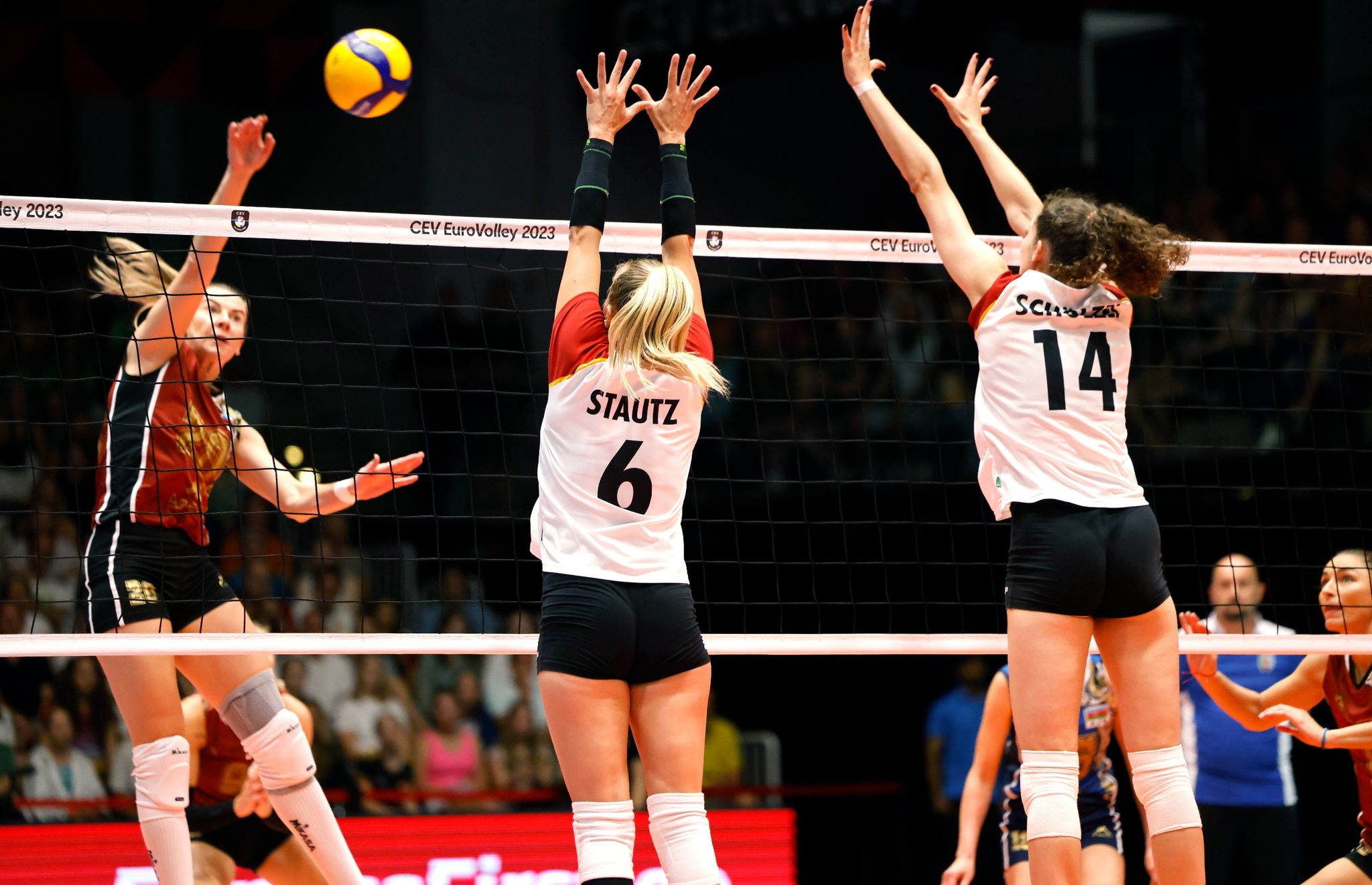 Antonia Stautz (M) Und Marie Schölzel Versuchen Den Ball Von Aserbaidschans Polina Rahimova (l) Zu Blocken.