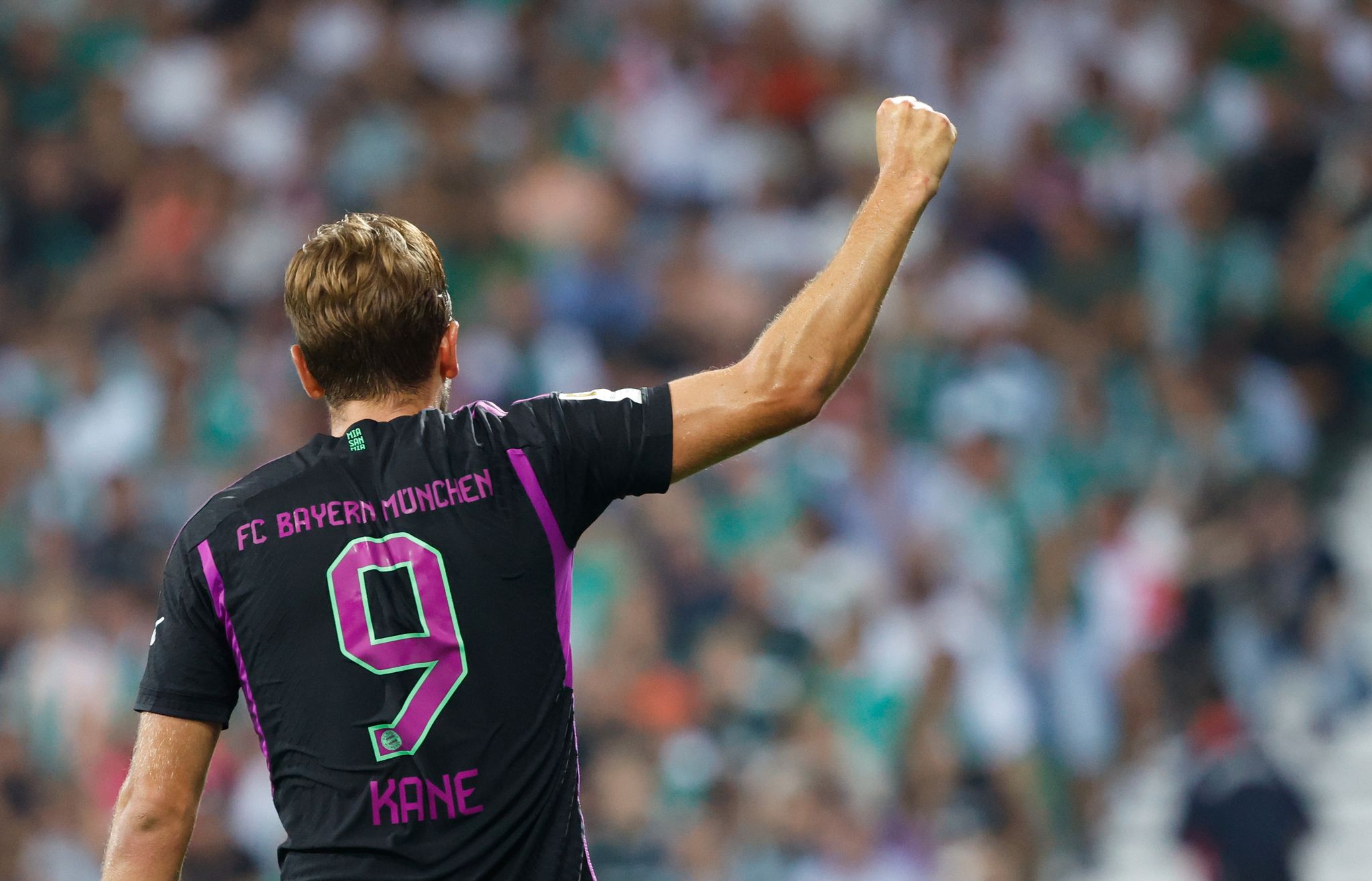 Bayerns Harry Kane Bejubelt Sein Erstes Tor In Der Bundesliga: Das 2:0 Gegen Den SV Werder Bremen.
