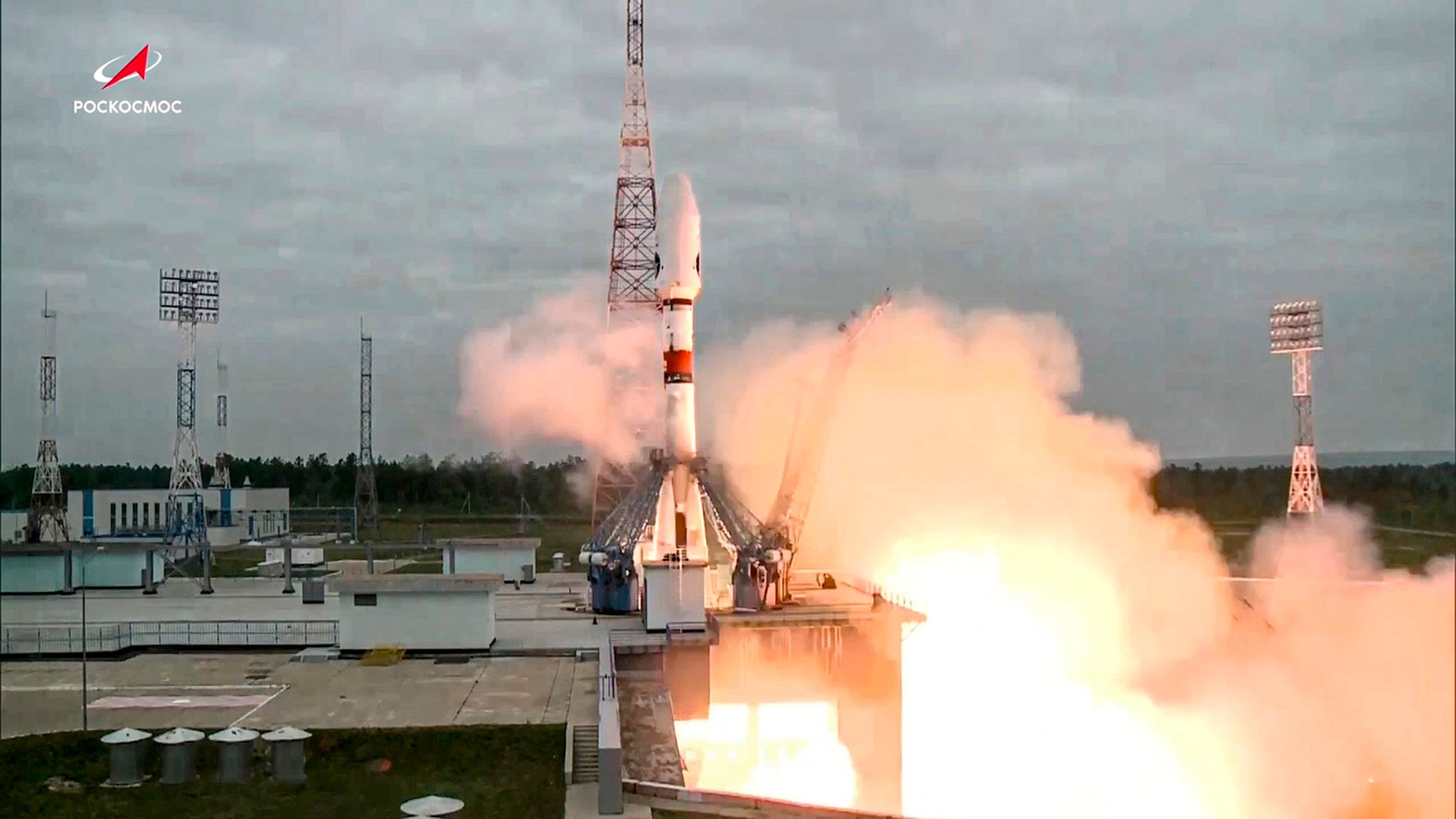 Die Sojus-2.1b-Rakete Mit Der Automatischen Mondlandestation Luna-25 Hebt Von Der  Startrampe Im Kosmodrom Wostotschny Ab.