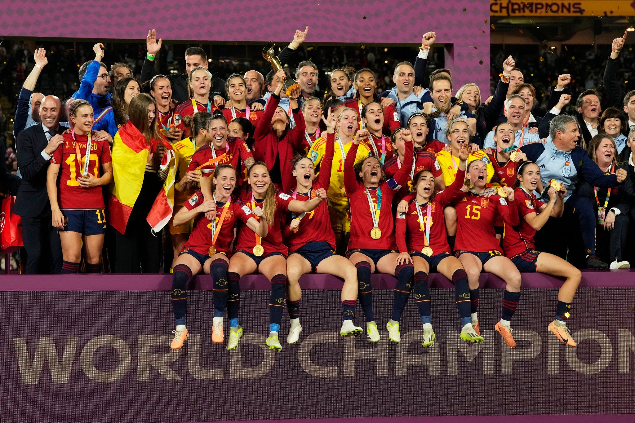 Spaniens Spielerinnen Feiern Mit Dem Pokal Nach Dem 1:0-Sieg über England.