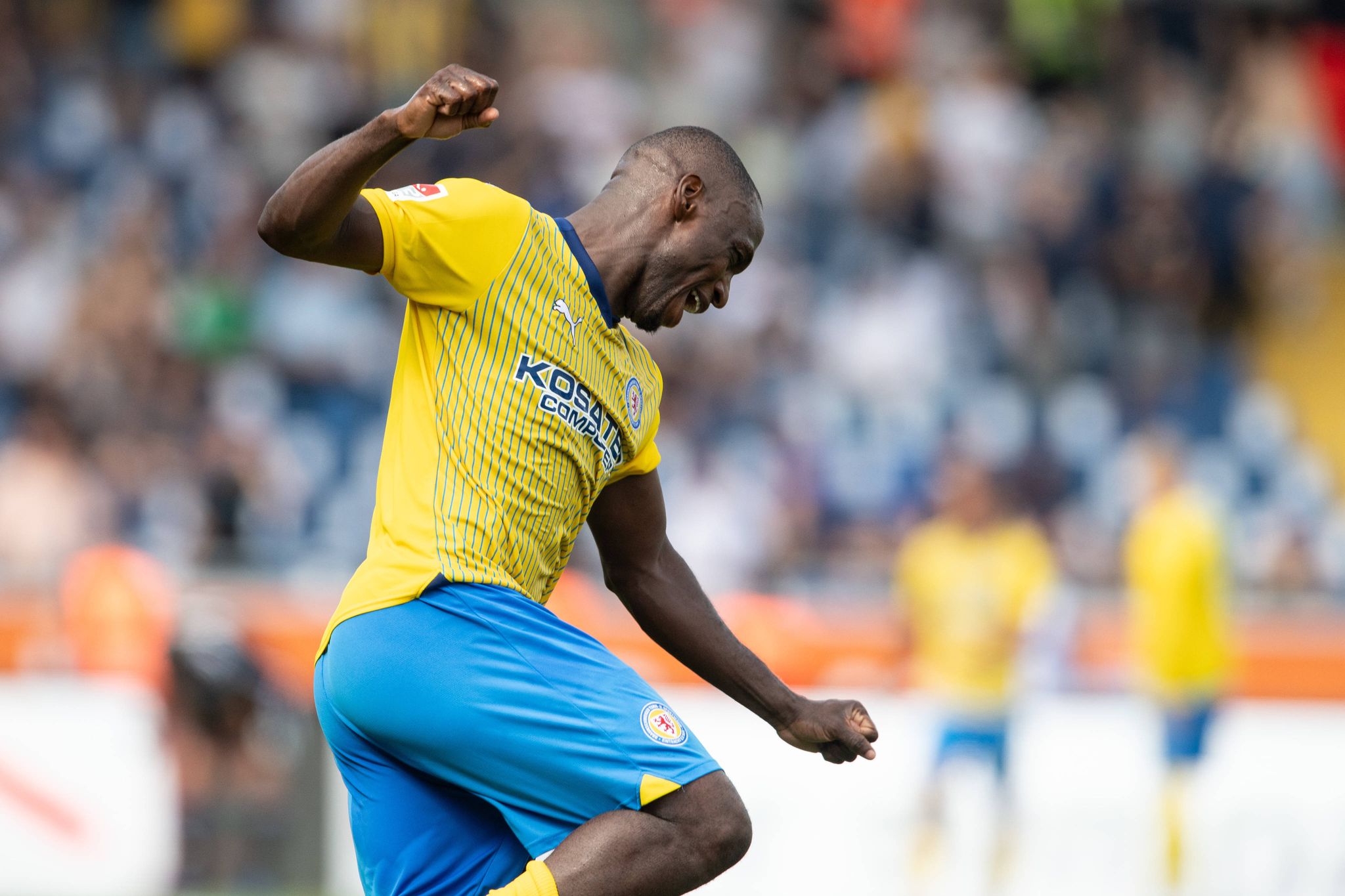 Braunschweigs Anthony Ujah Jubelt Nach Dem Schlusspfiff.